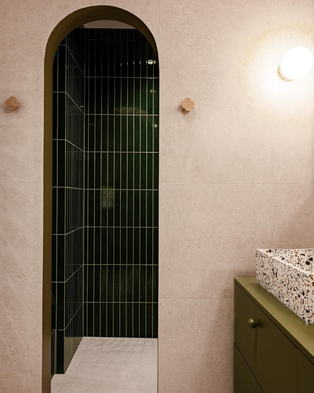inspiration salle de bain kaki avec ouverture en courbe