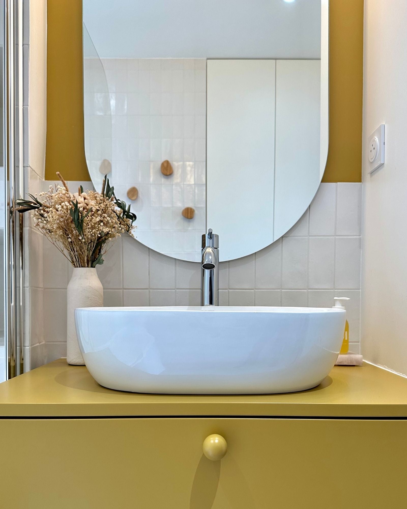 meuble de salle de bain ocre détail poignée