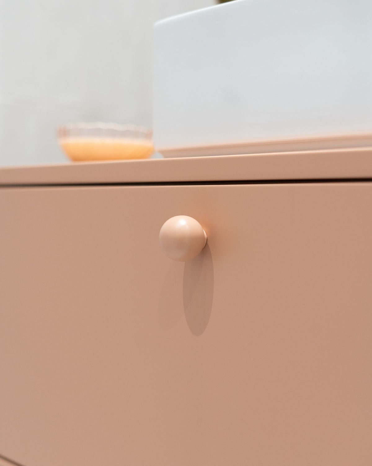 Détail poignées meuble de salle de bain argile