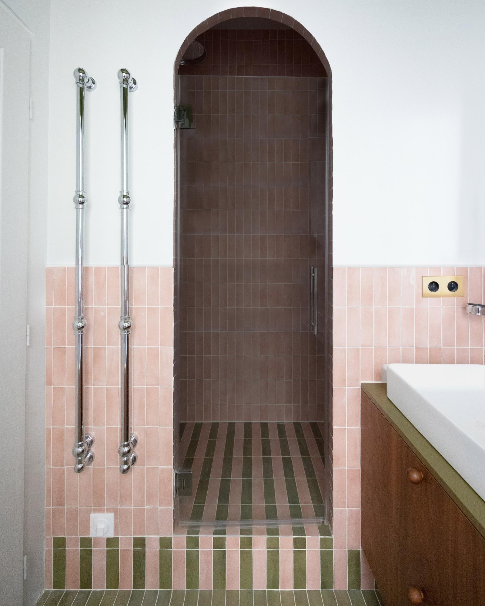 inspiration salle de bain coloré et graphique