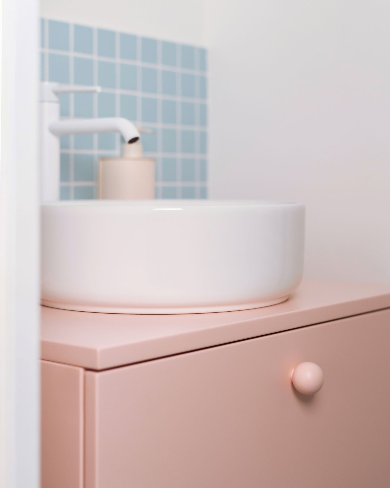 meuble vasque rose détail poignée