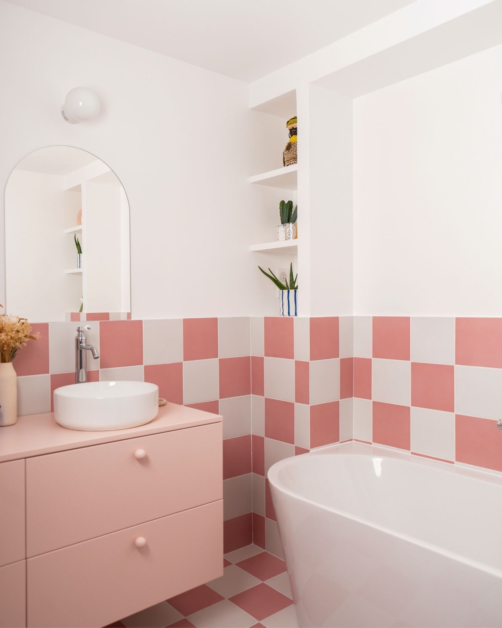 inspiration salle de bain rose et graphique