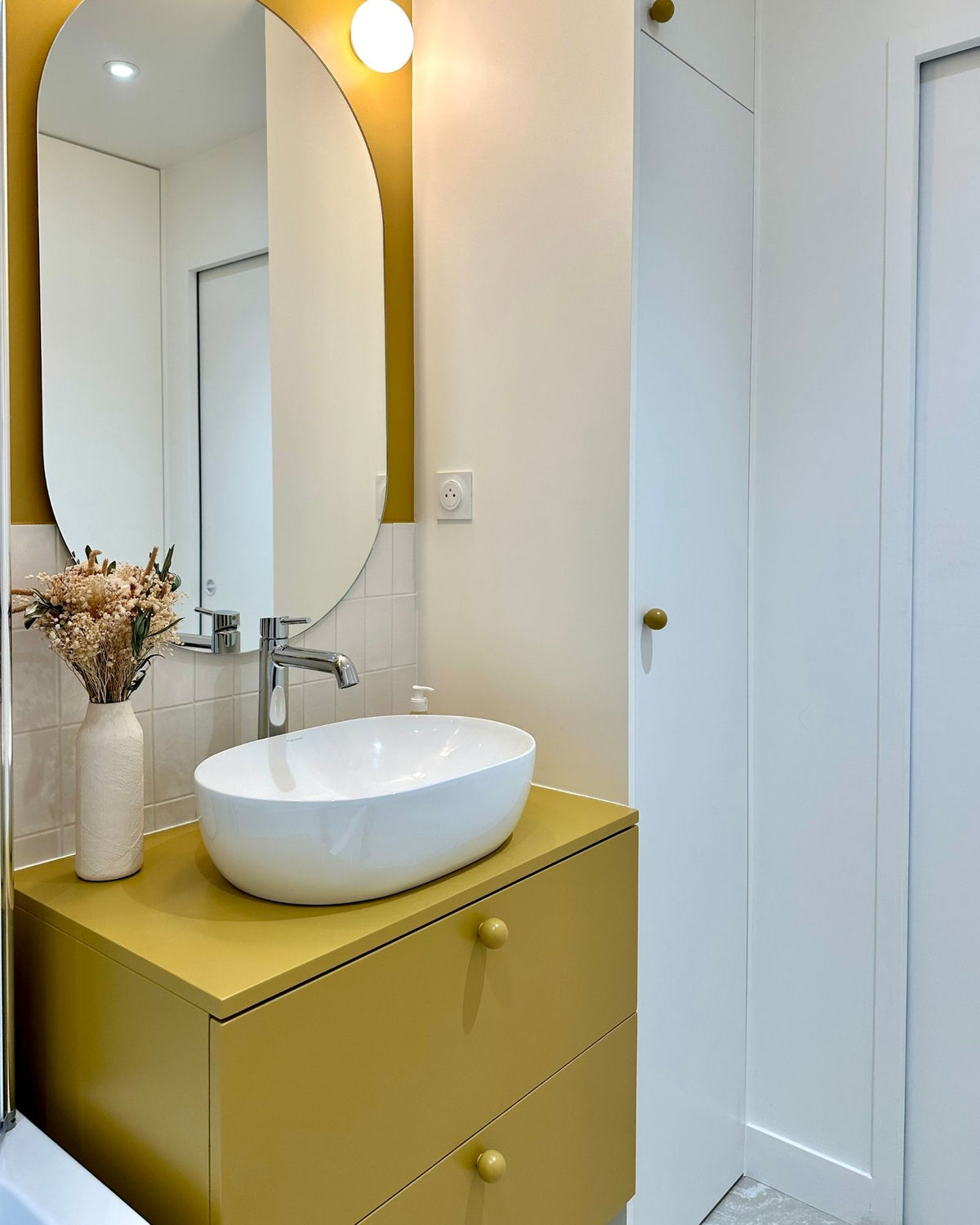 salle de bain coloré jaune ocre