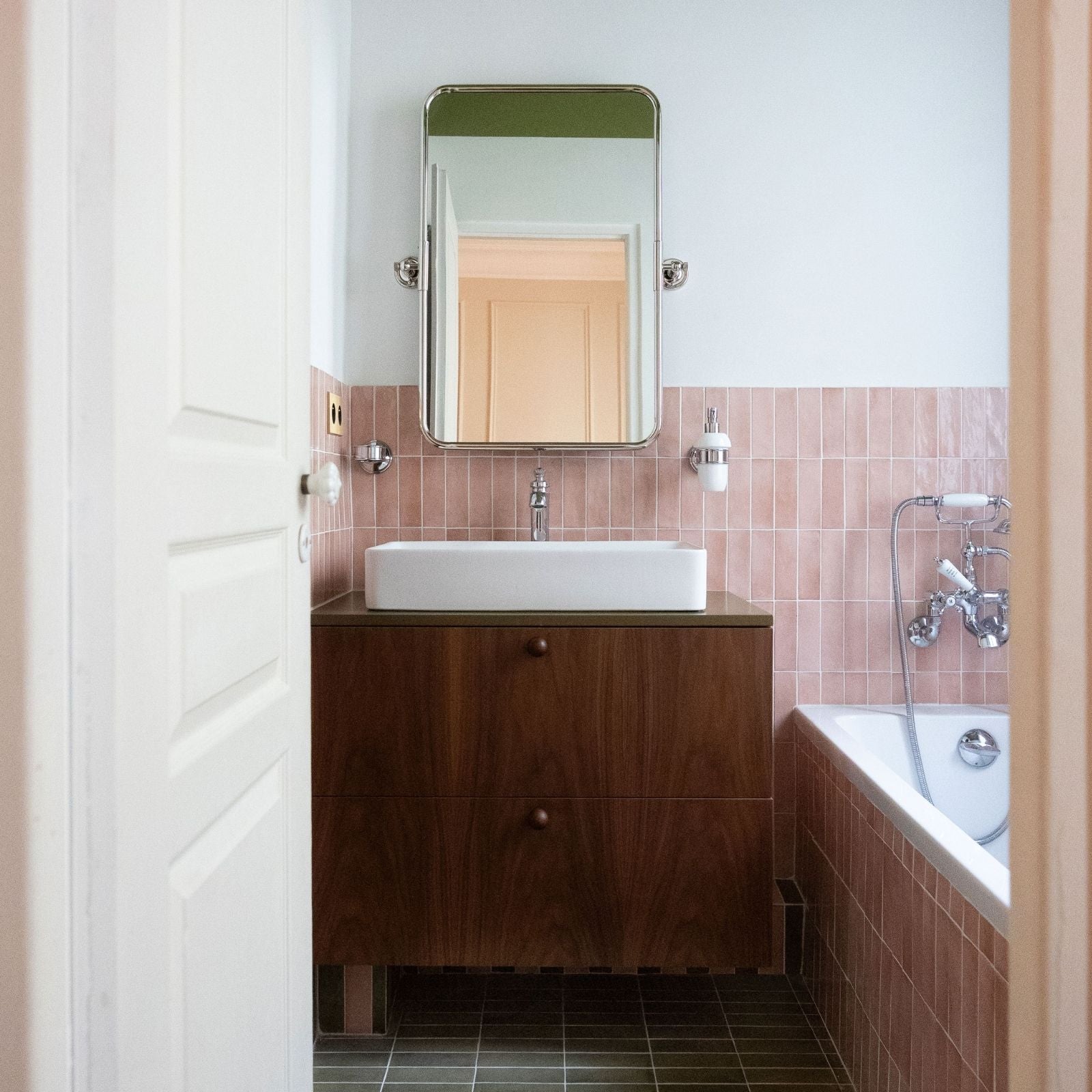 Meuble de salle de bain noyer et kaki dans salle de bain rose et kaki