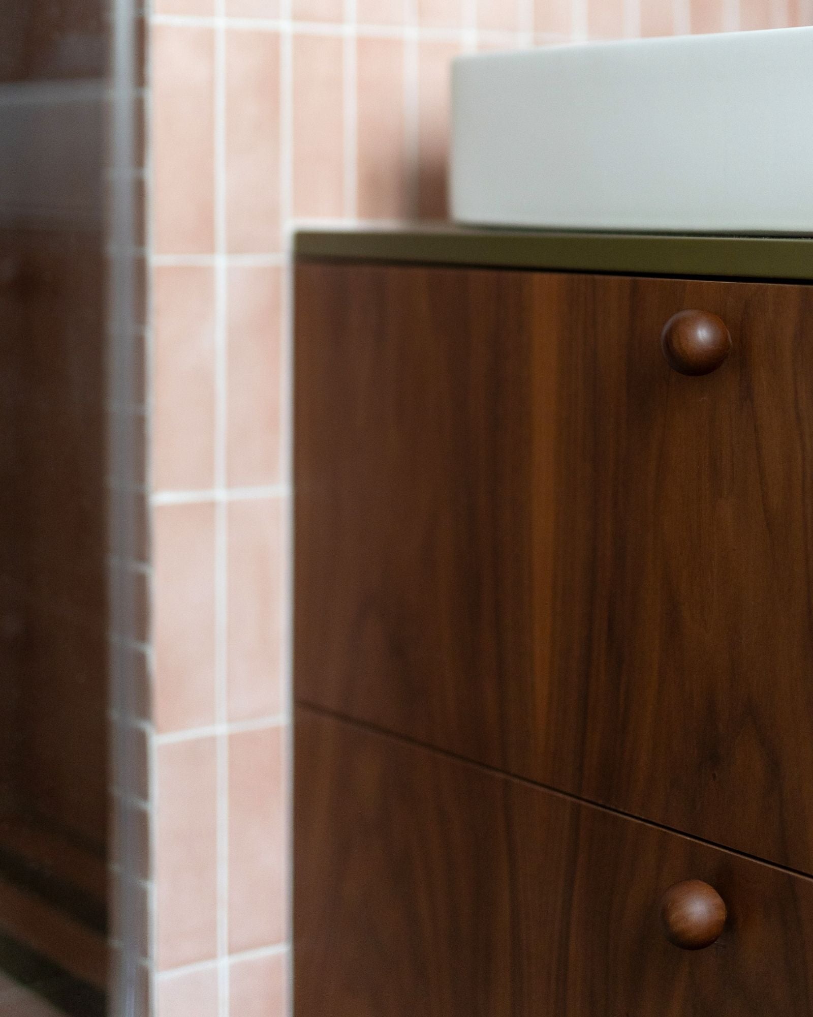 meuble de salle de bain noyer et kaki détail
