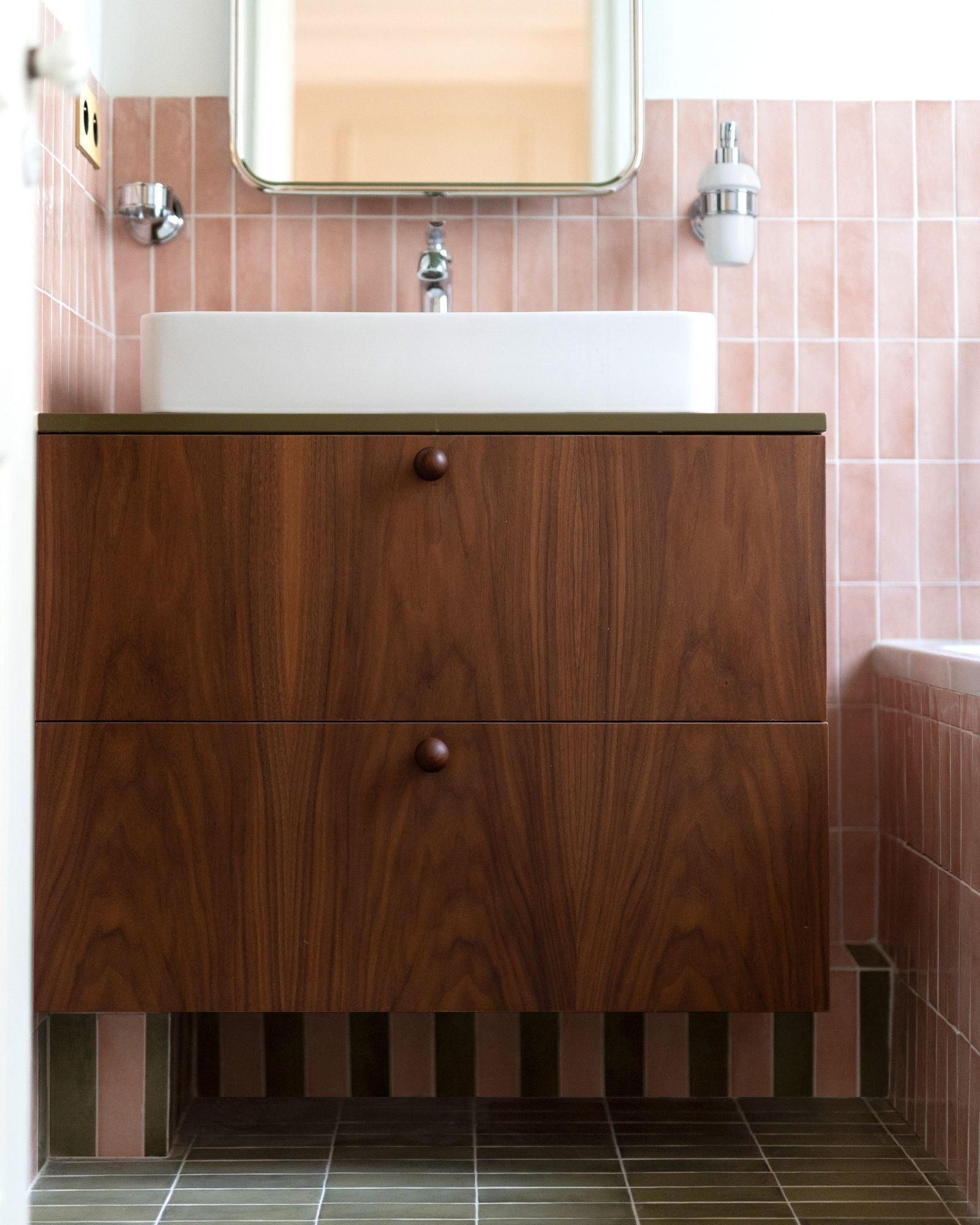 meuble de salle de bain noyer et kaki vue de face