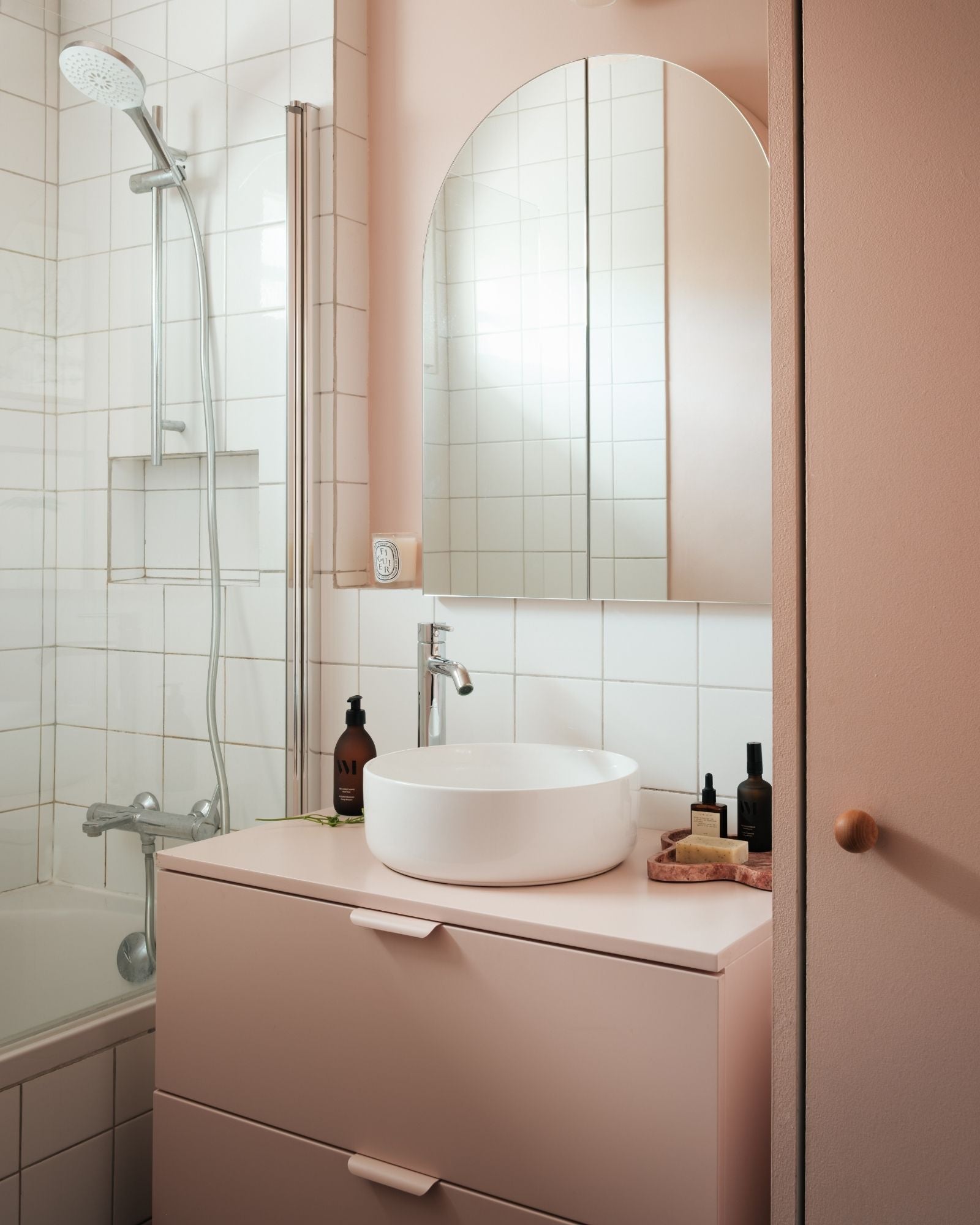 inspiration poignées salle de bain rose