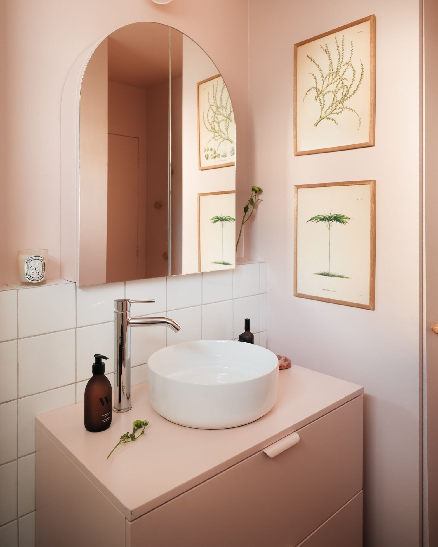 meuble simple vasque coloré installé en intérieur