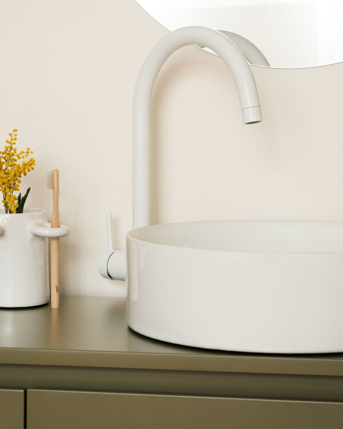 vasque à poser blanche sur meuble coloré