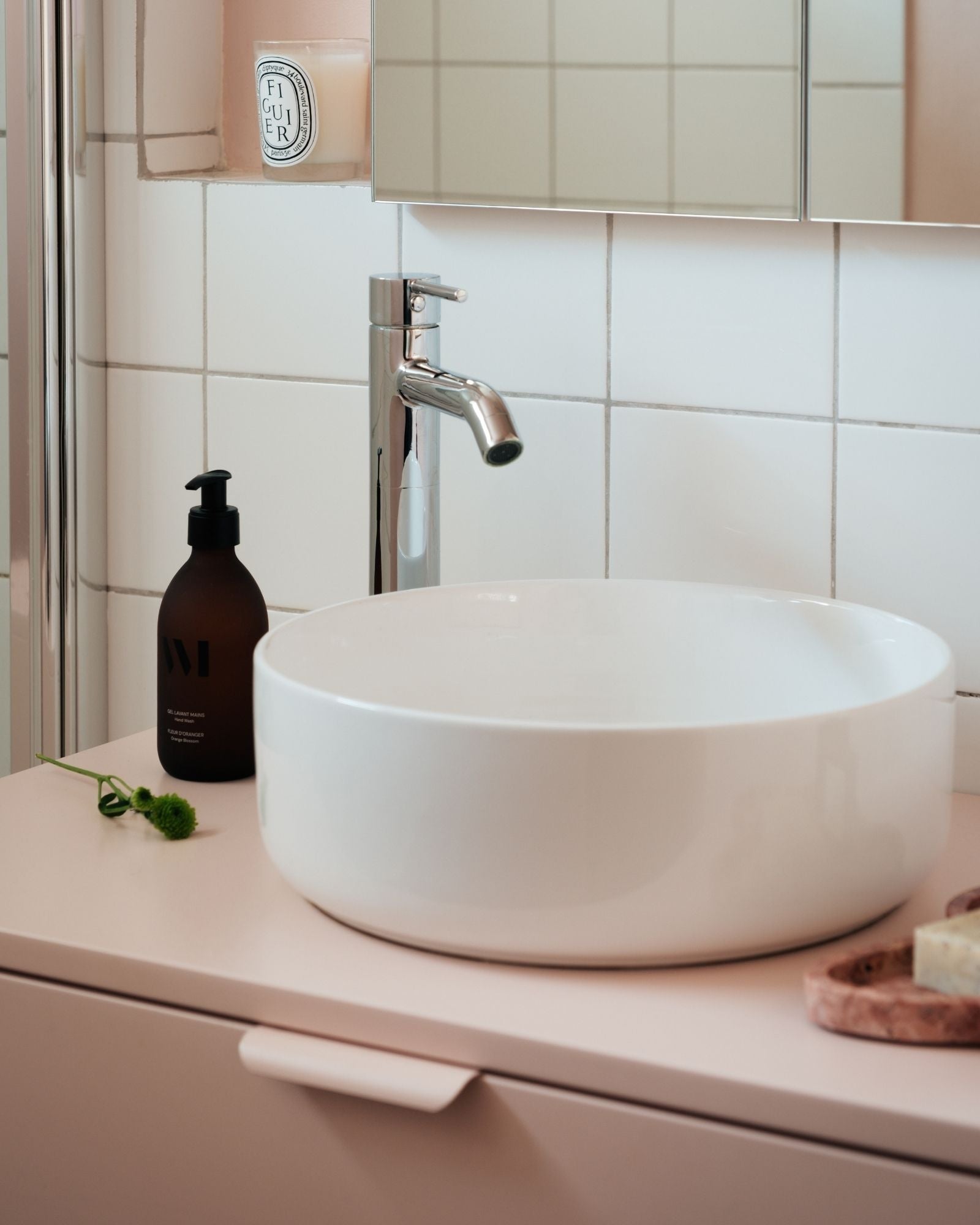 meuble de salle de bain et poignées roses