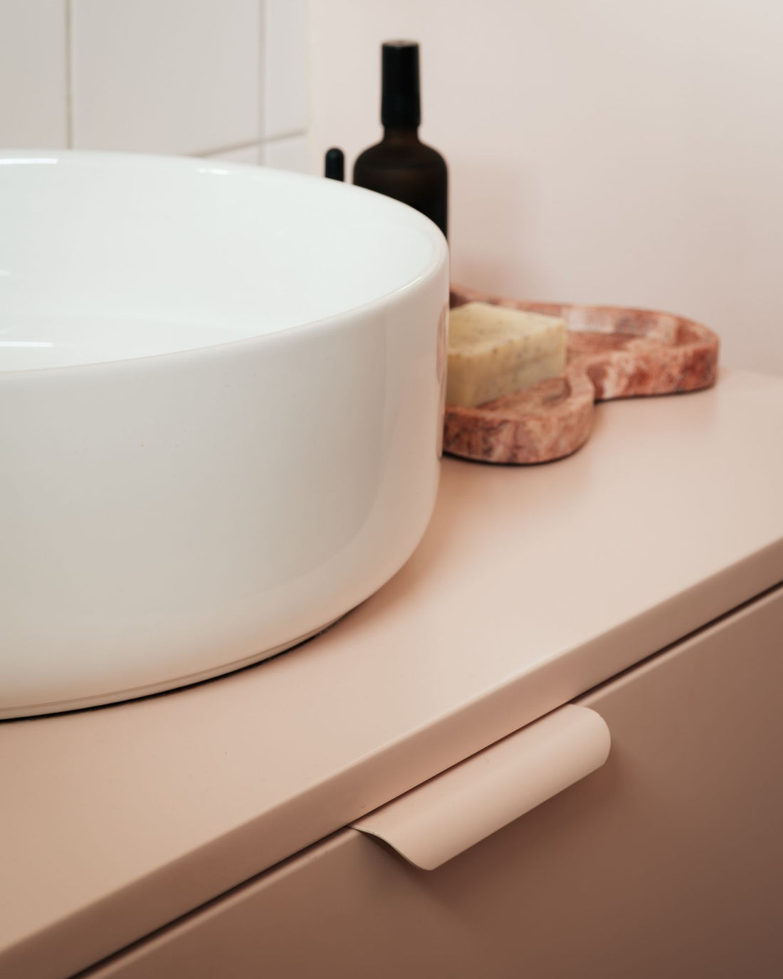 Détail poignées meuble de salle de bain rose