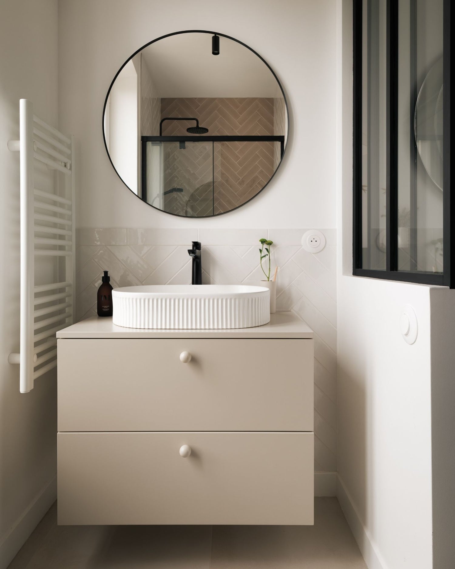 meuble de salle de bain beige pour petite salle de bain