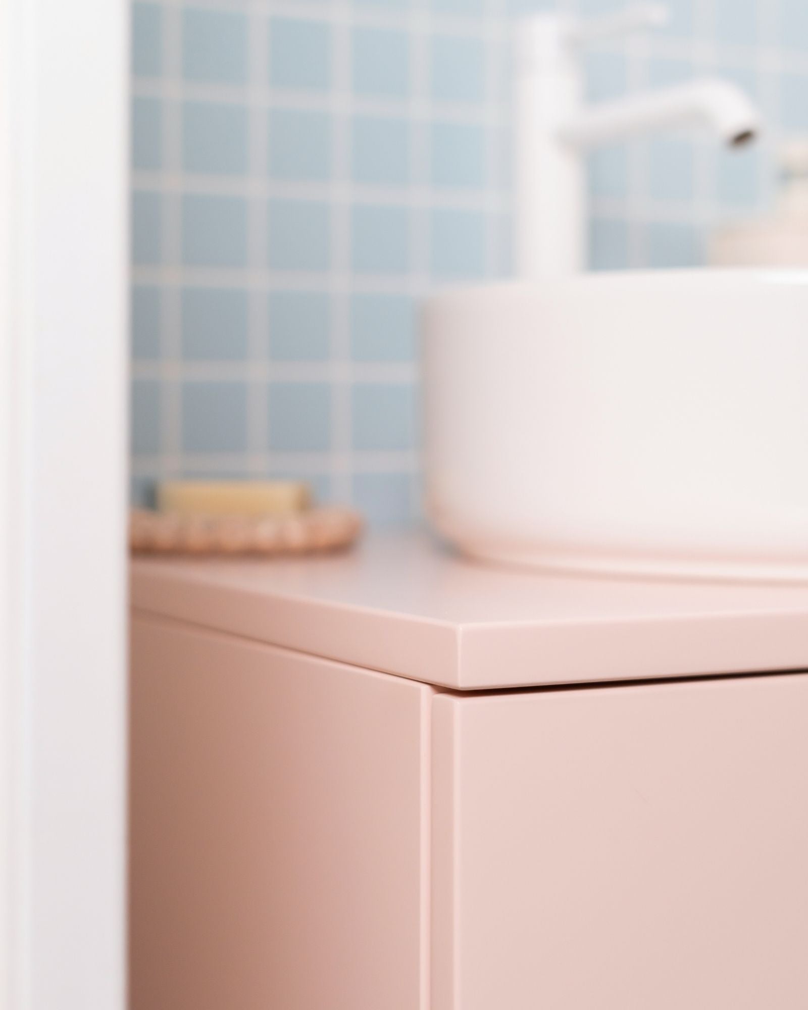 salle de bain coloré rose et bleu détail