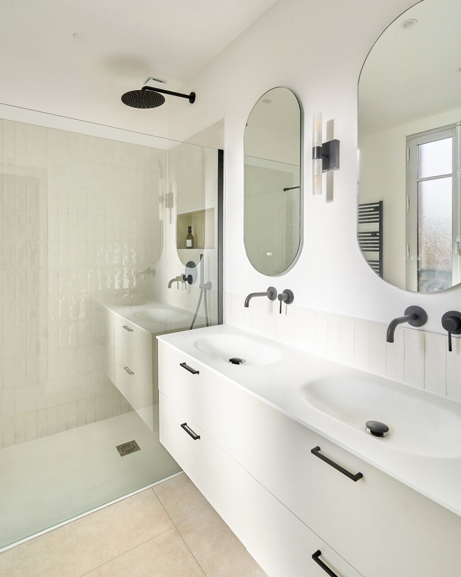 grand meuble de salle de bain avec plan vasque