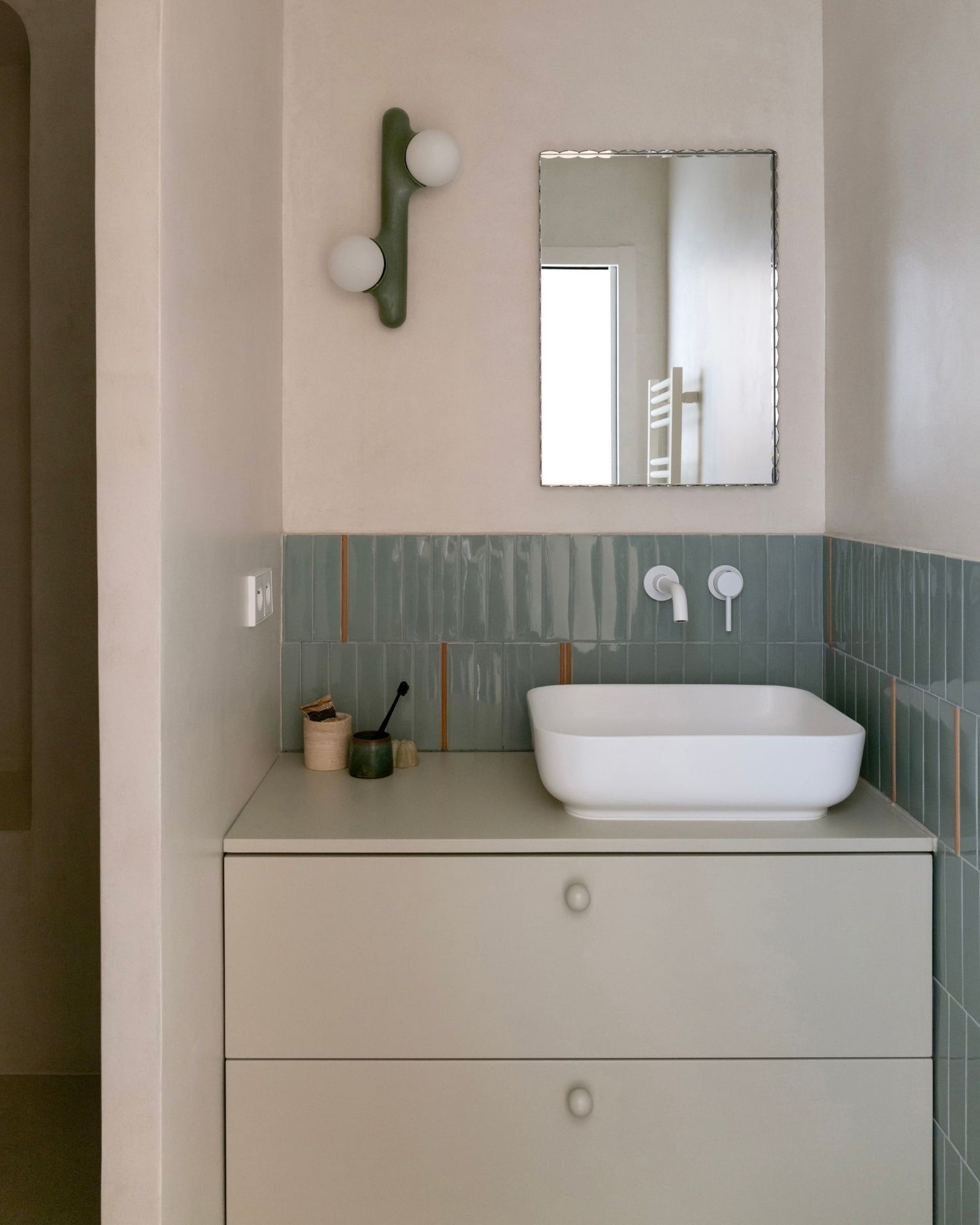 Meuble vasque minéral dans une salle de bain minimaliste