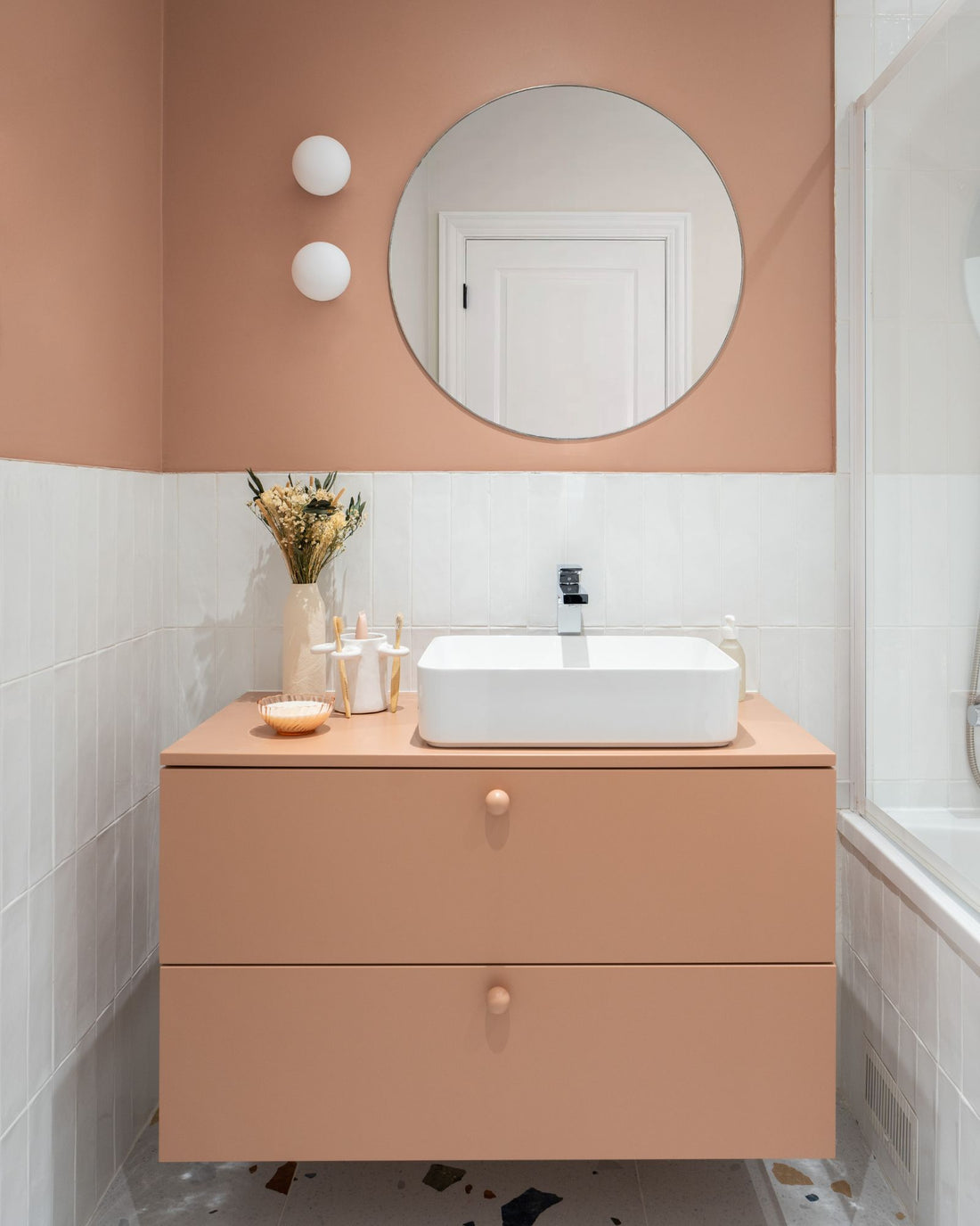 meuble salle de bain argile et terrazzo