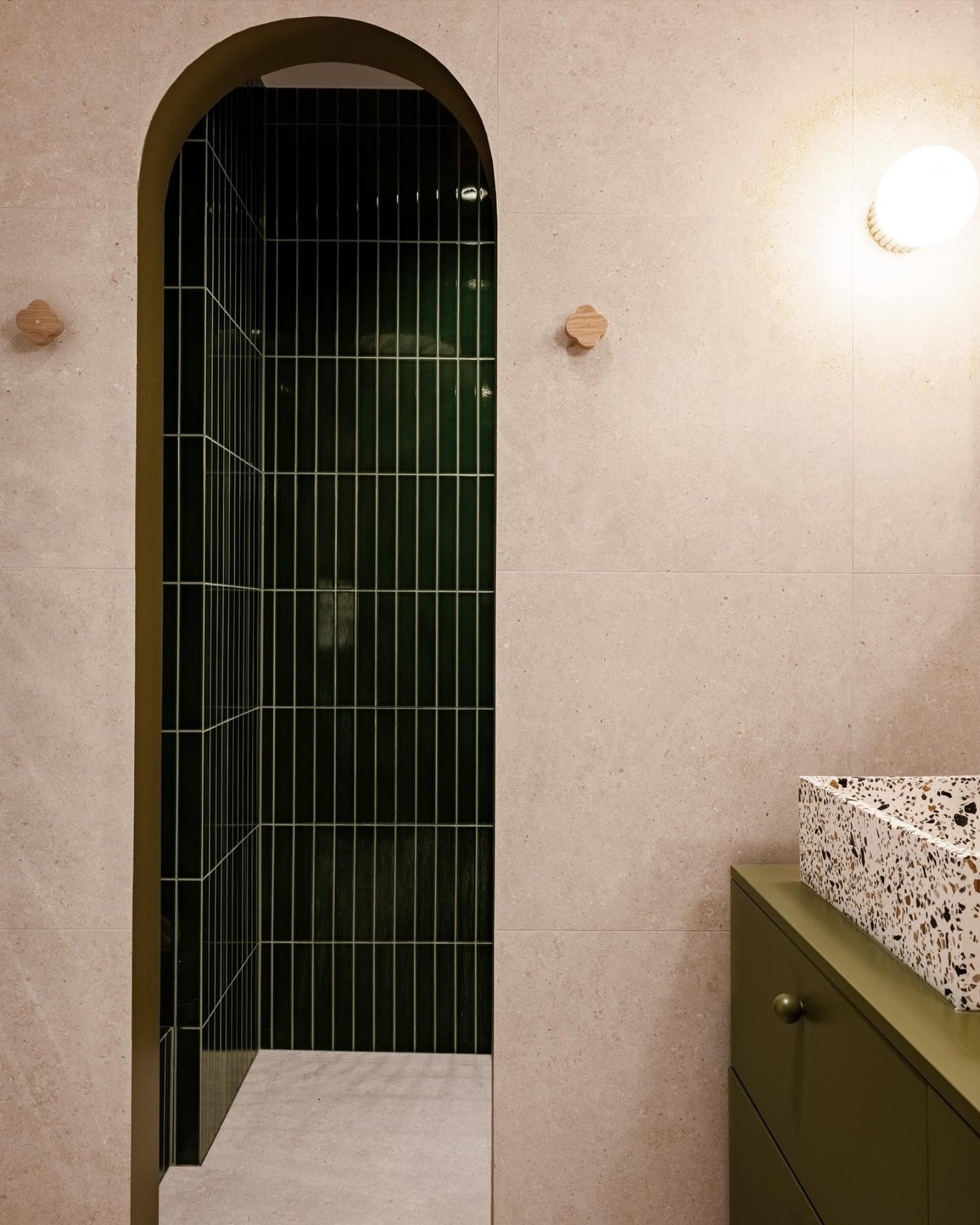 inspiration salle de bain kaki avec ouverture en courbe