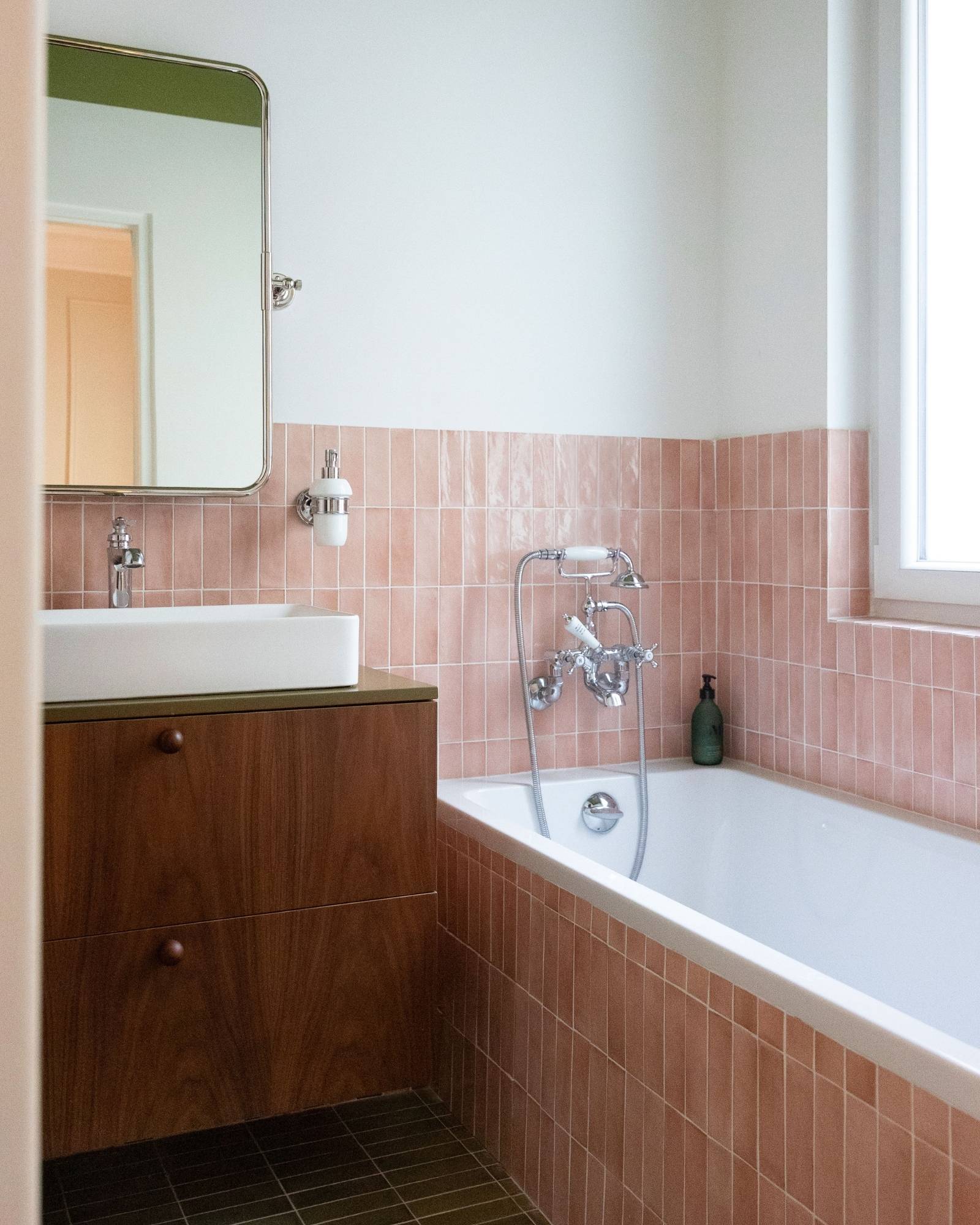 meuble de salle de bain noyer et kaki vue angle