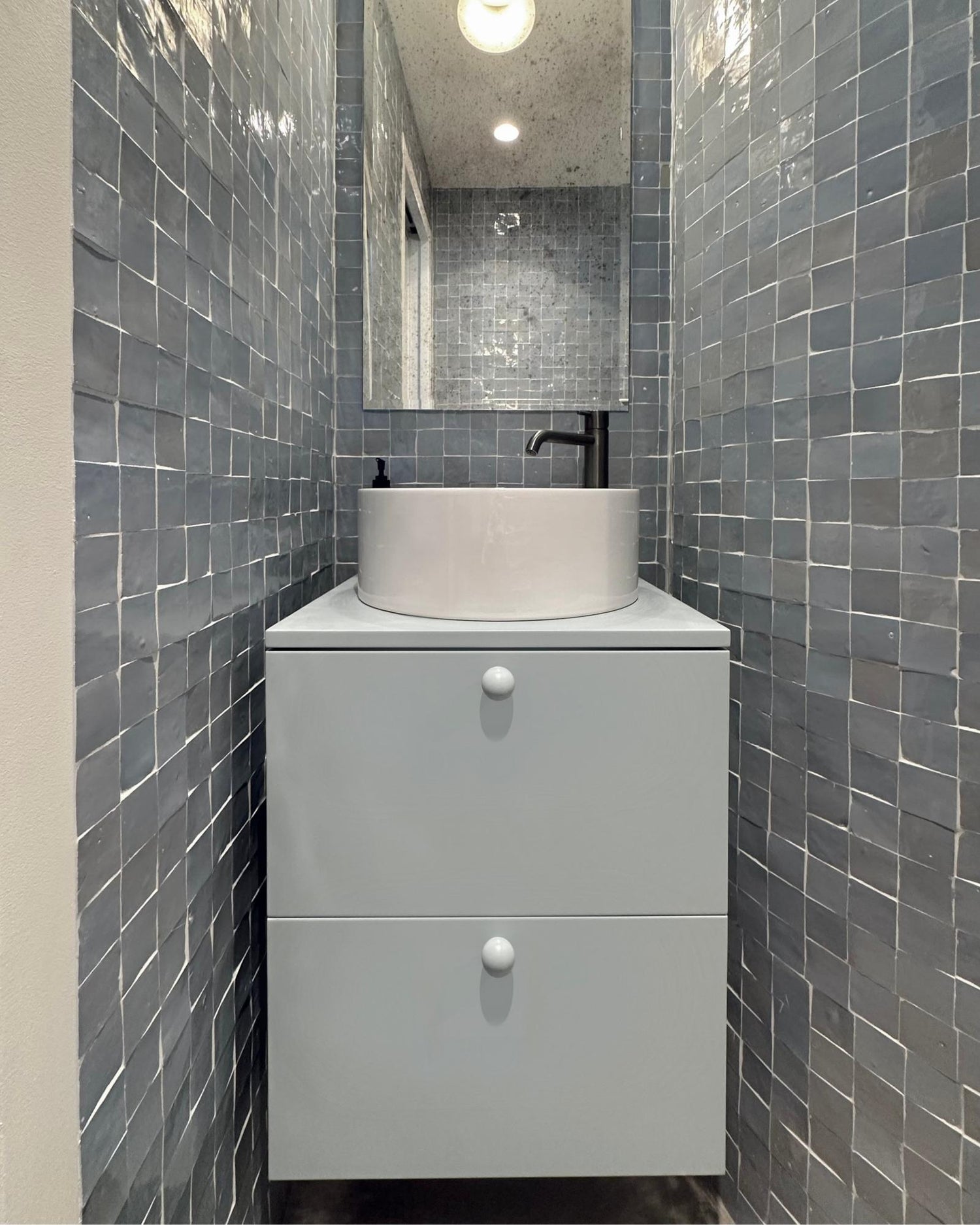 inspiration meuble de salle de bain bleu et zellige