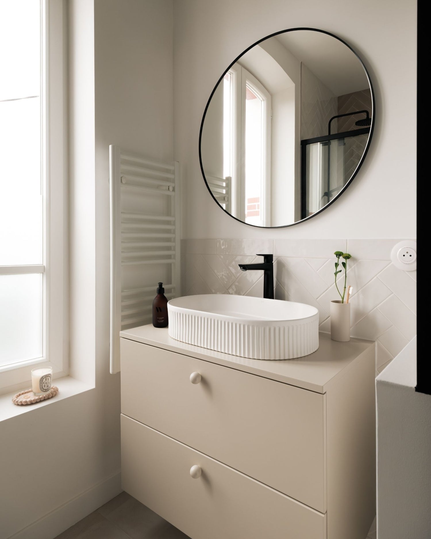 salle de bain moderne avec meuble suspendu polopolo