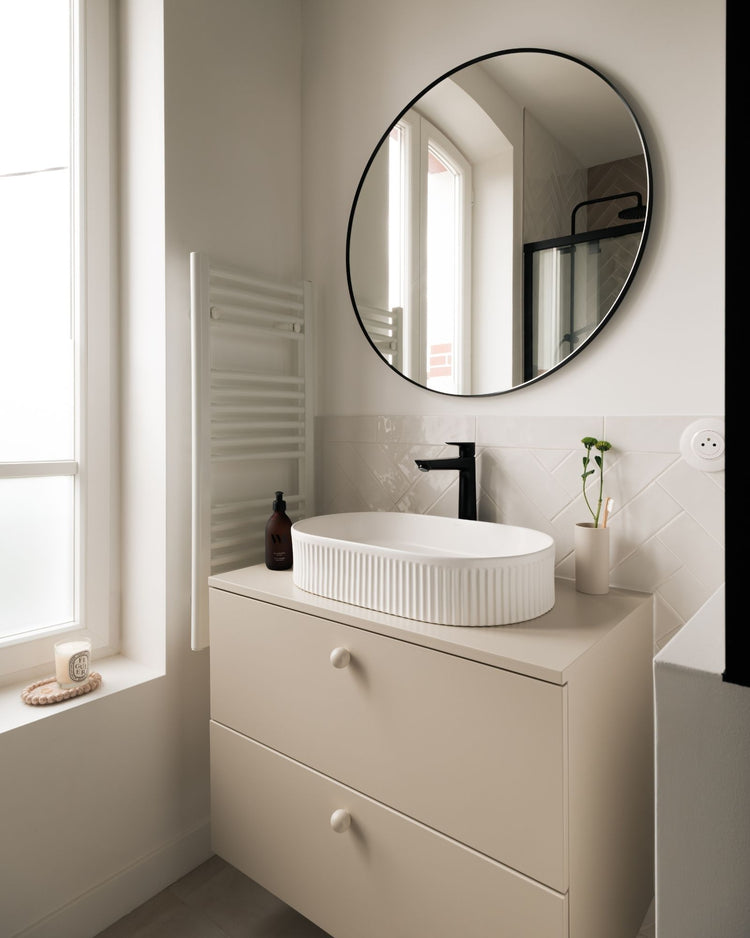 salle de bain moderne avec meuble suspendu polopolo