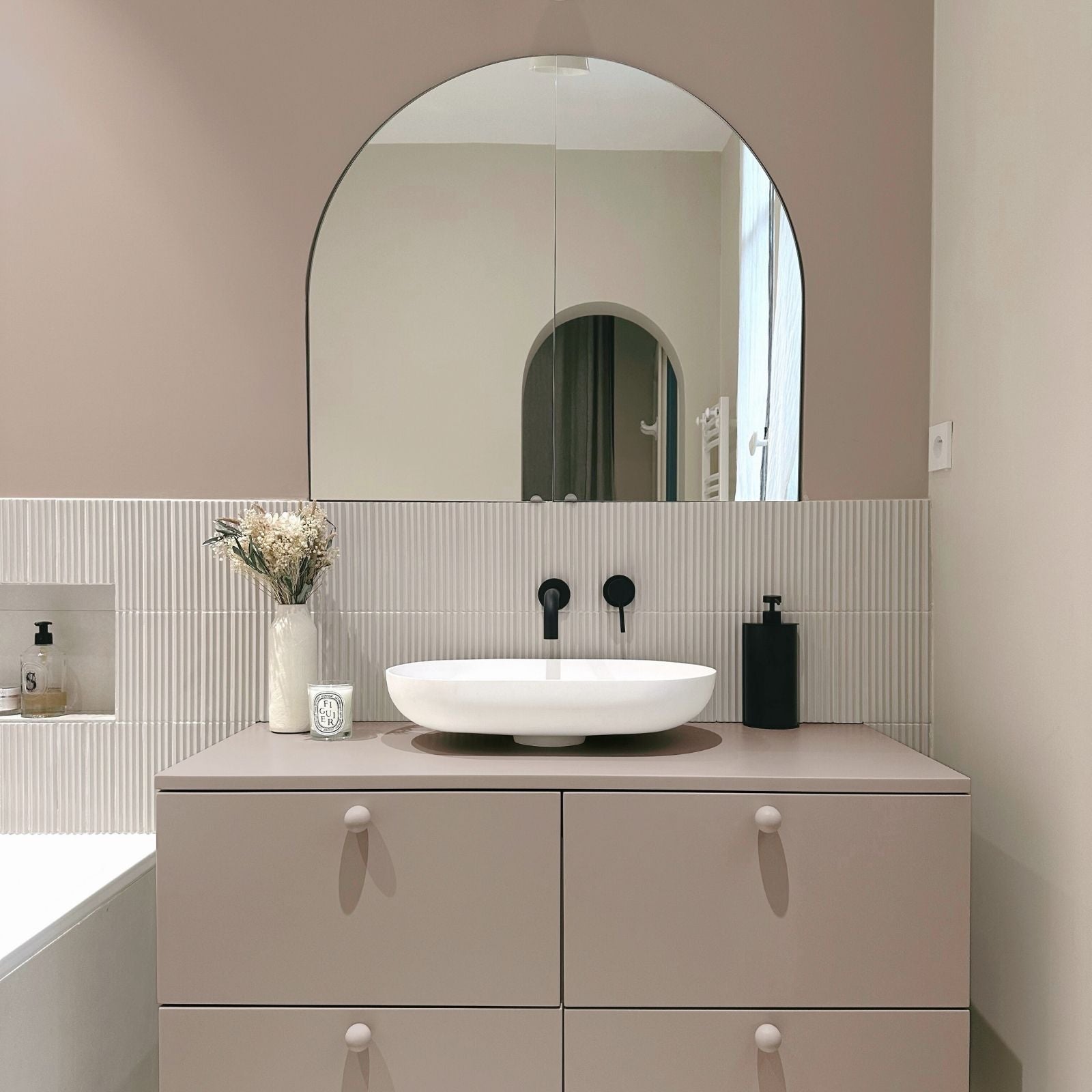 peinture meuble salle de bain couleur parme application intérieur