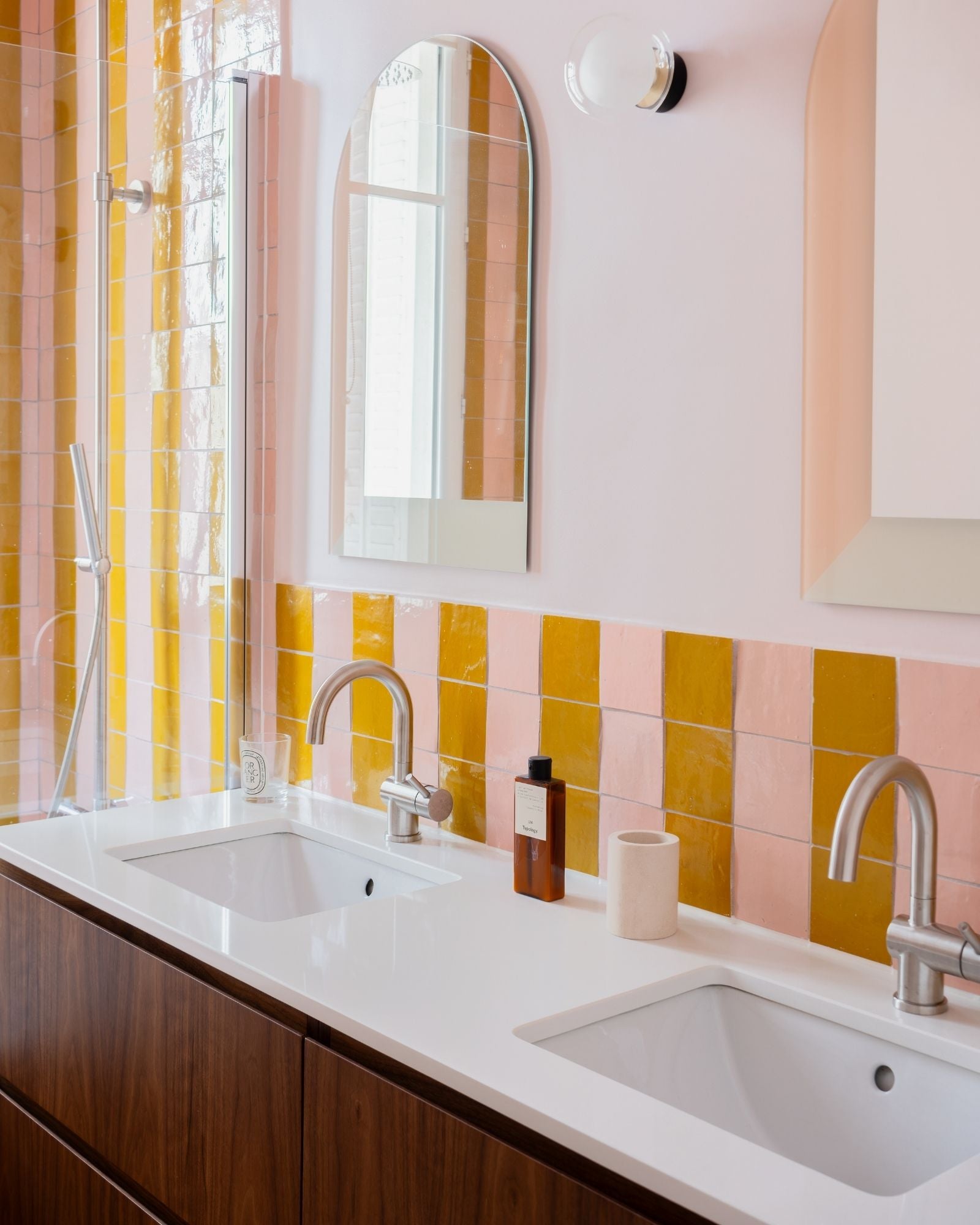 meuble de salle de bain noyer poignées intégrées