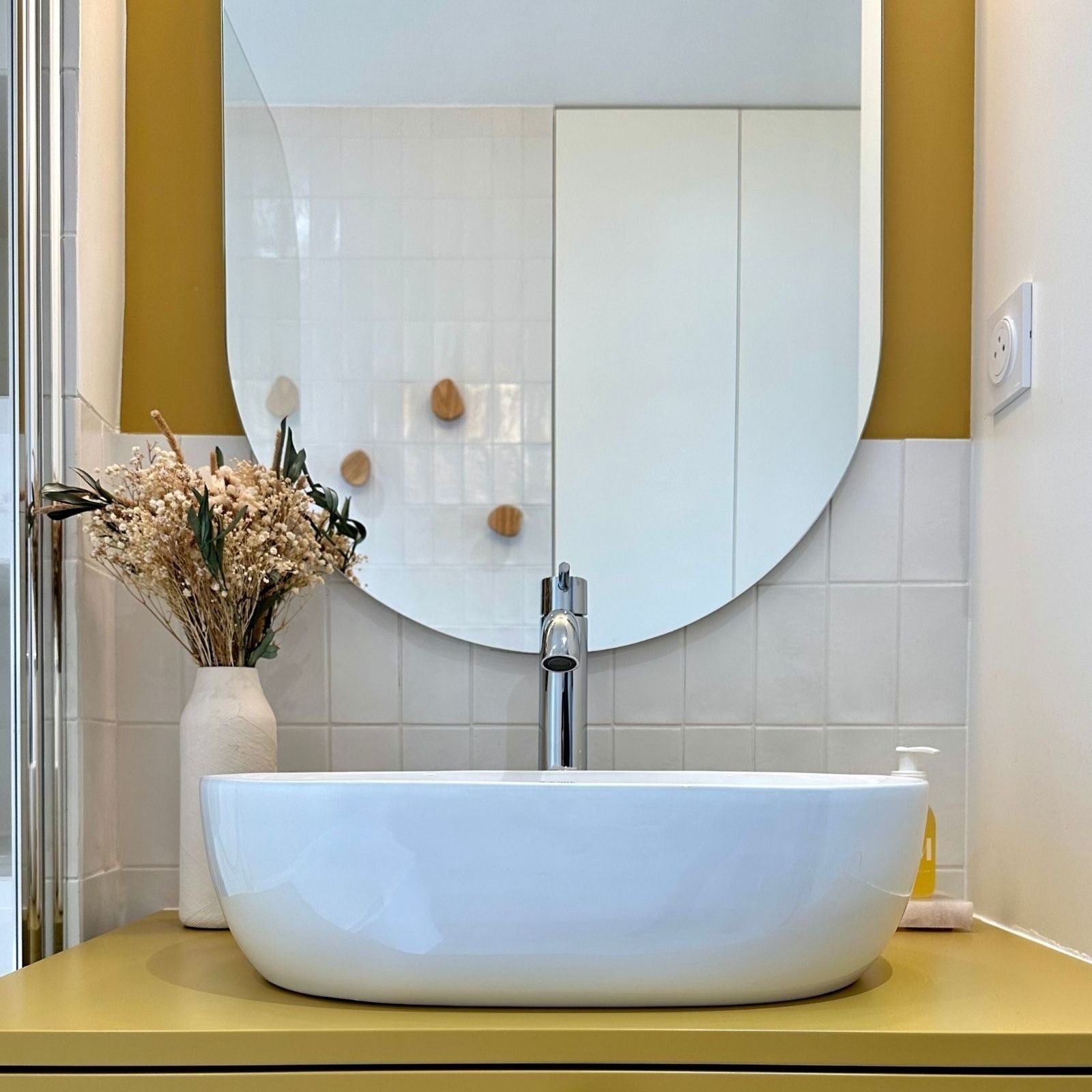 peinture meuble salle de bain couleur ocre application intérieur
