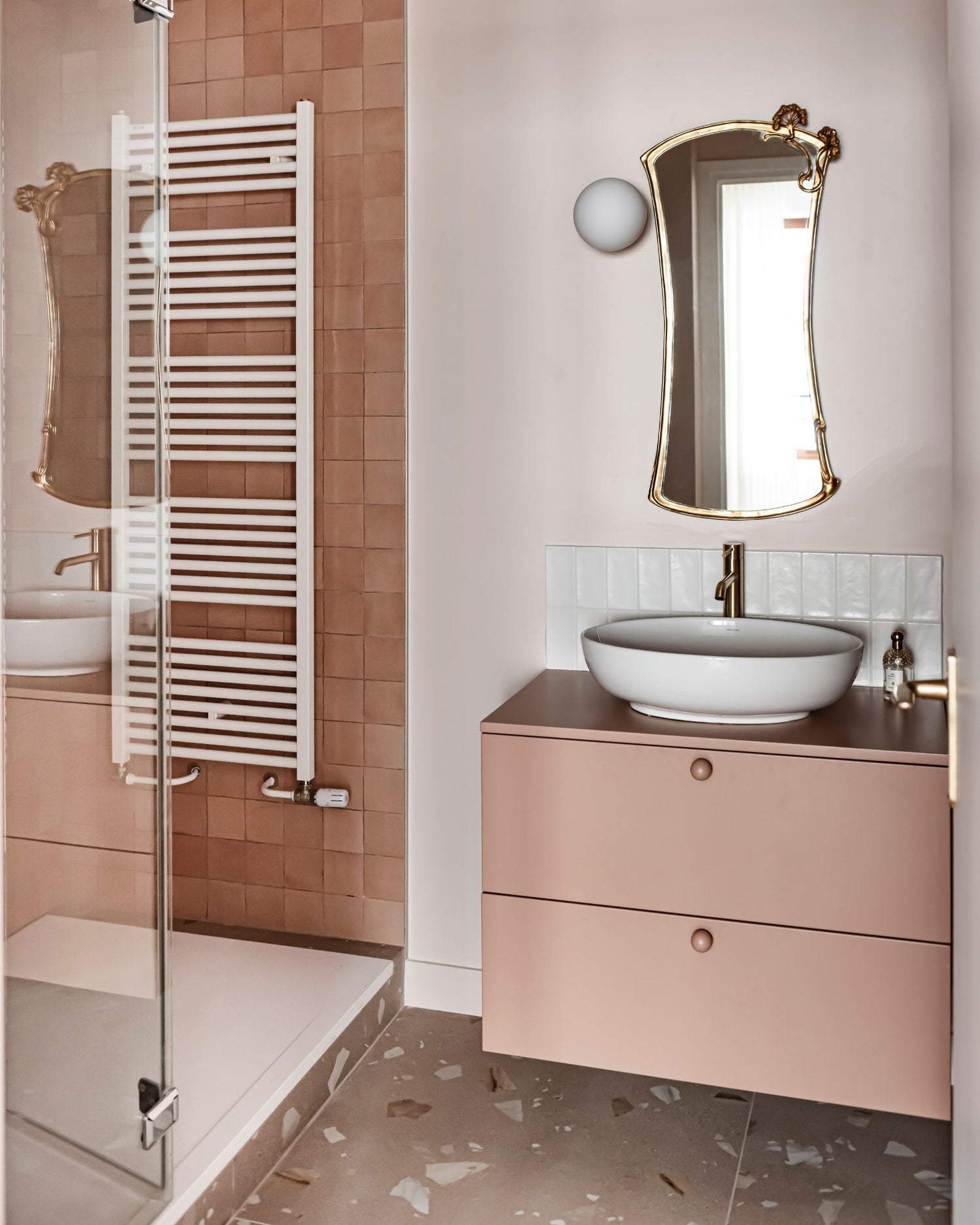 inspiration meuble de salle de bain rose et argile