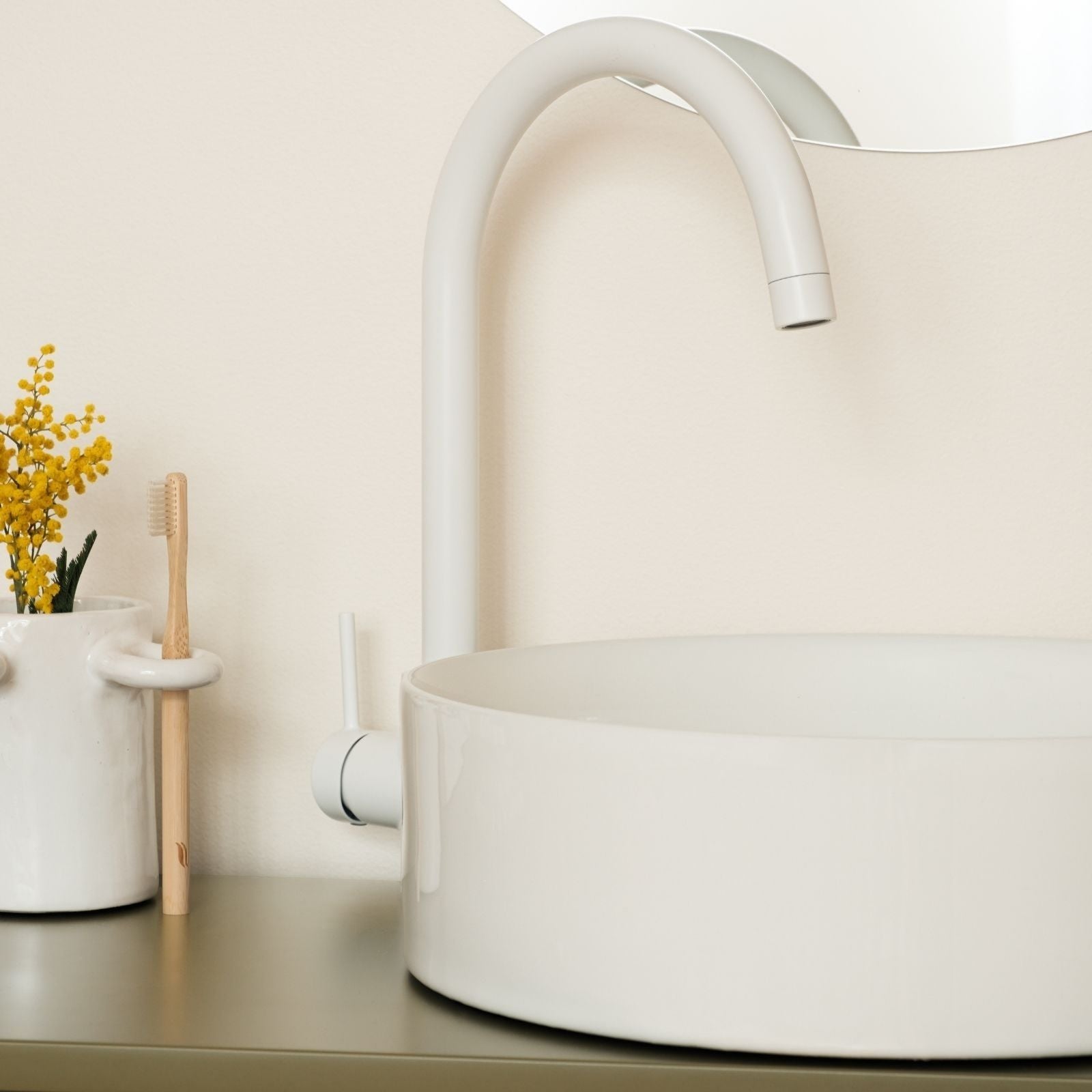 vasque à poser ronde céramique blanche vue détail