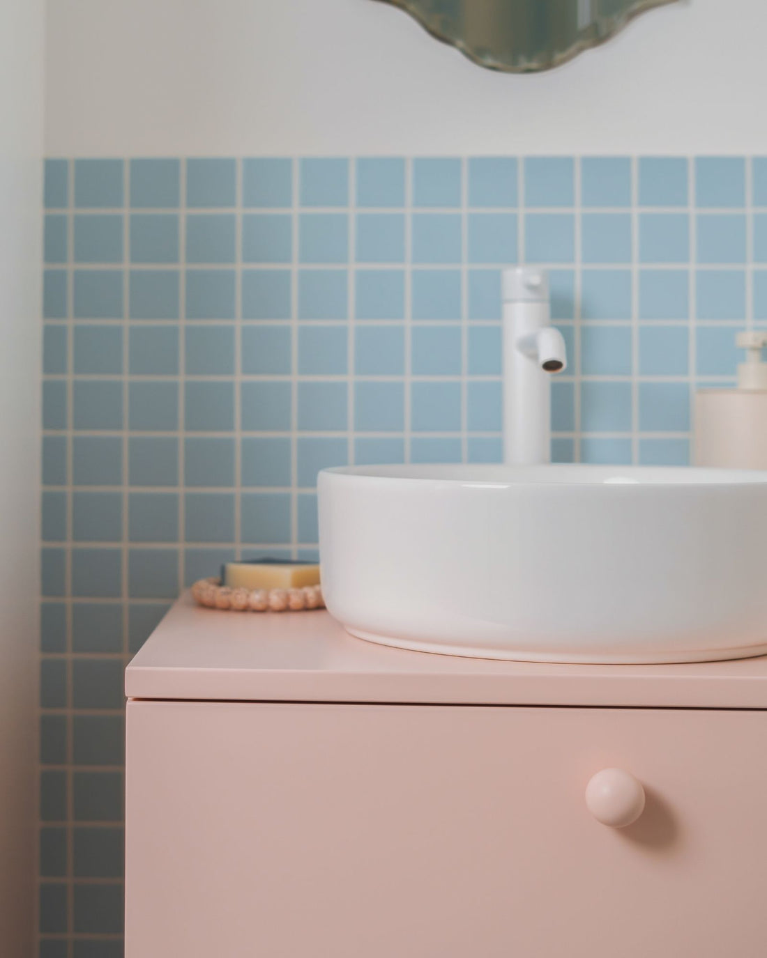 Meuble vasque coloré rose pour petit espace 