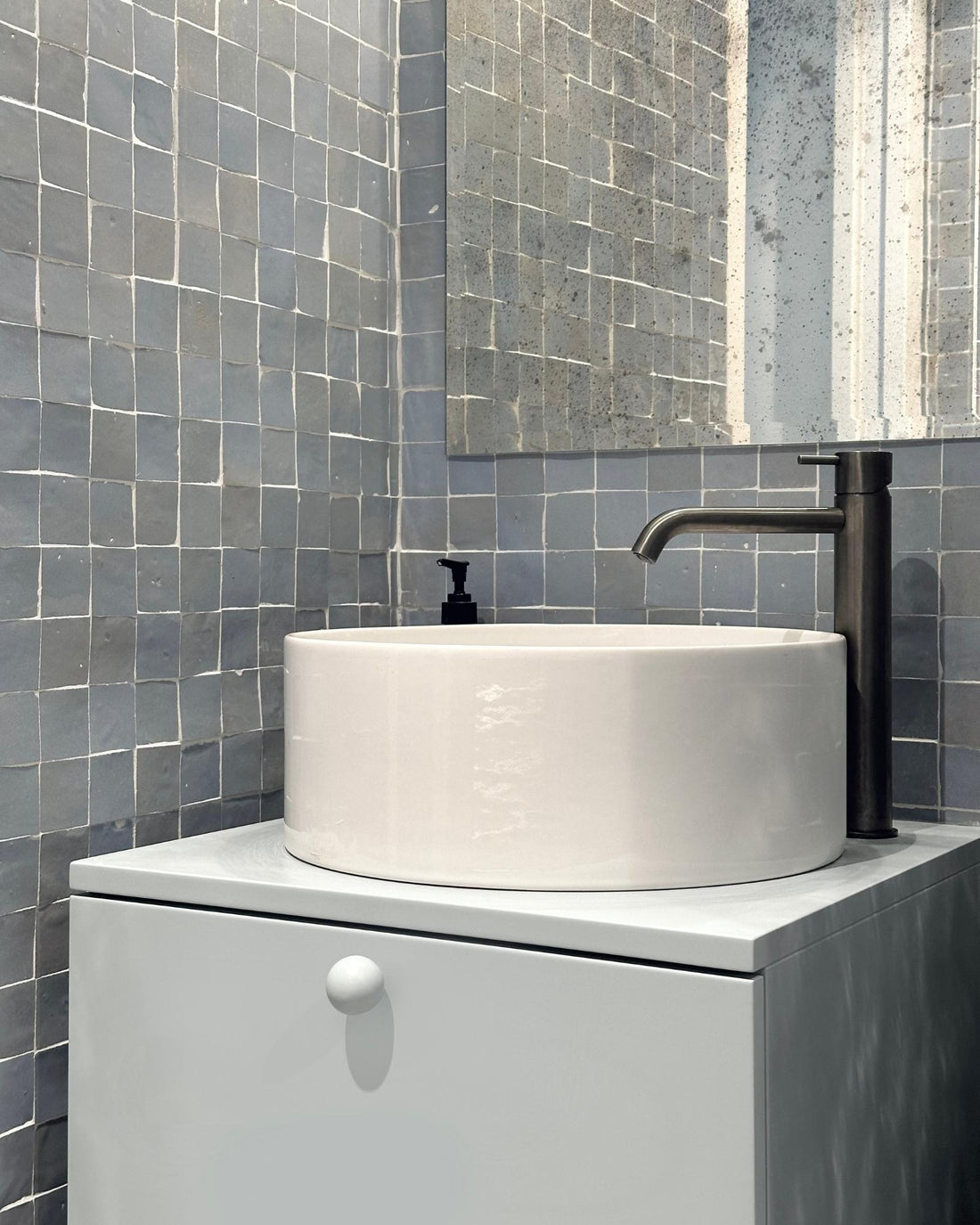 Meuble vasque pour petits espaces colorés