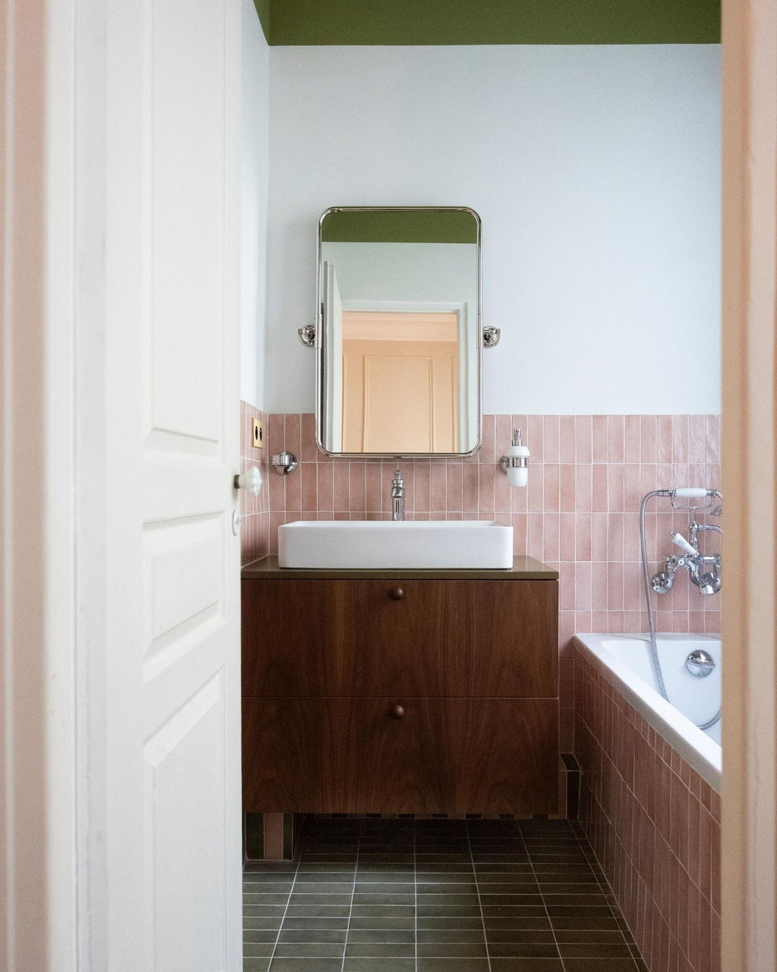 meuble de salle de bain noyer et kaki poignée noyer