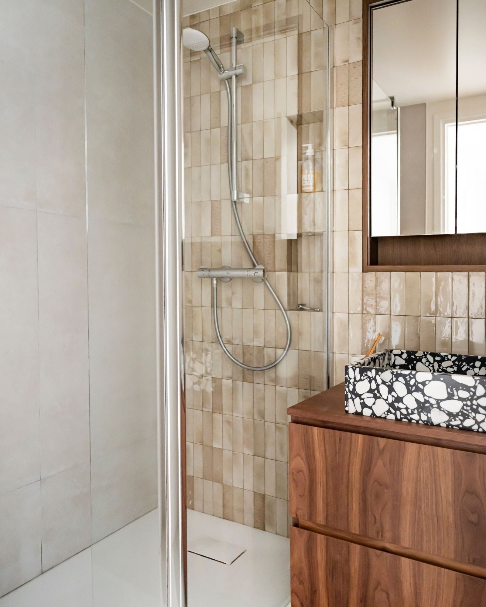 inspiration salle de bain noyer et terrazzo vue angle