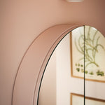 peinture meuble salle de bain couleur rose application vue angle
