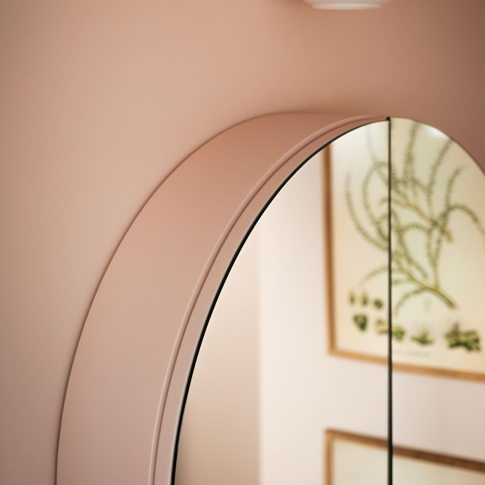 peinture meuble salle de bain couleur rose application vue angle