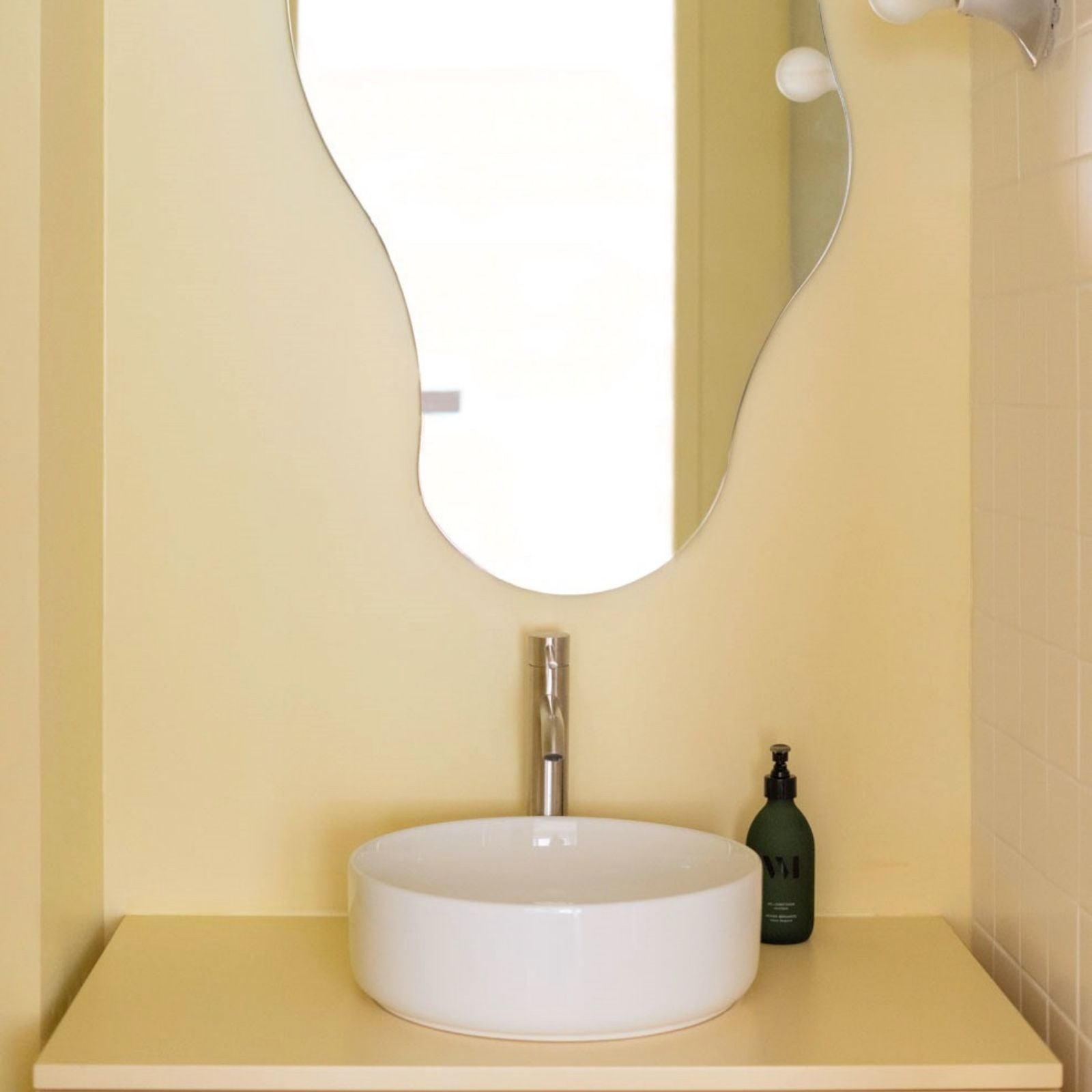 peinture meuble salle de bain couleur jaune application intérieur