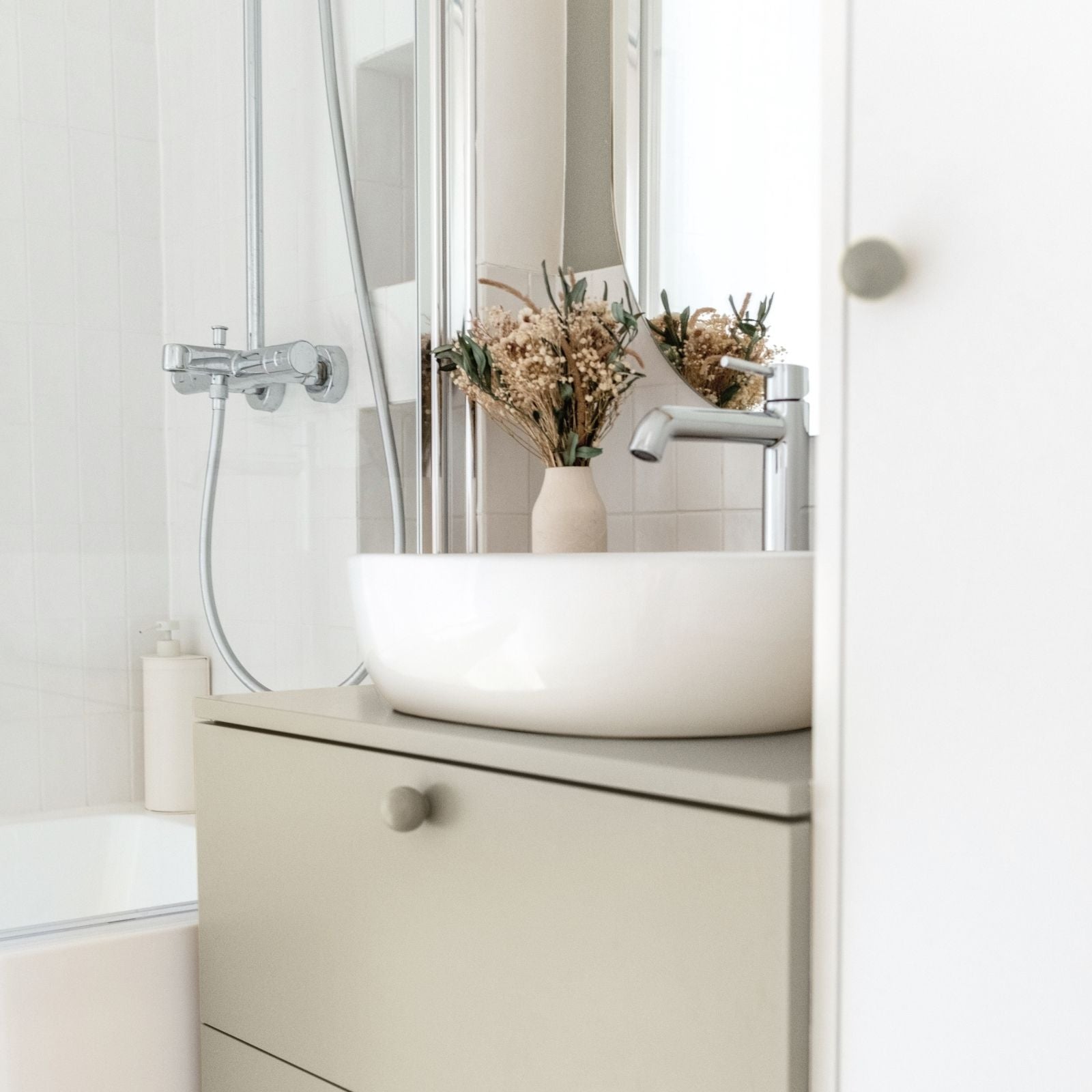peinture meuble salle de bain couleur greige application vue angle