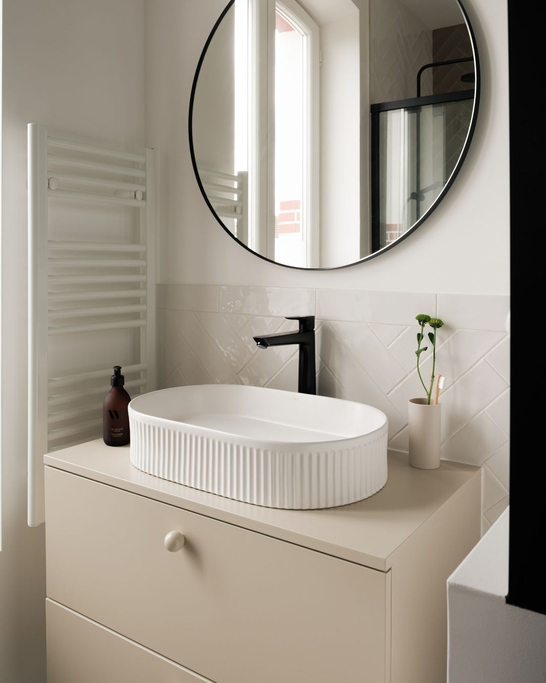 Meuble vasque beige pour salle de bain minérale