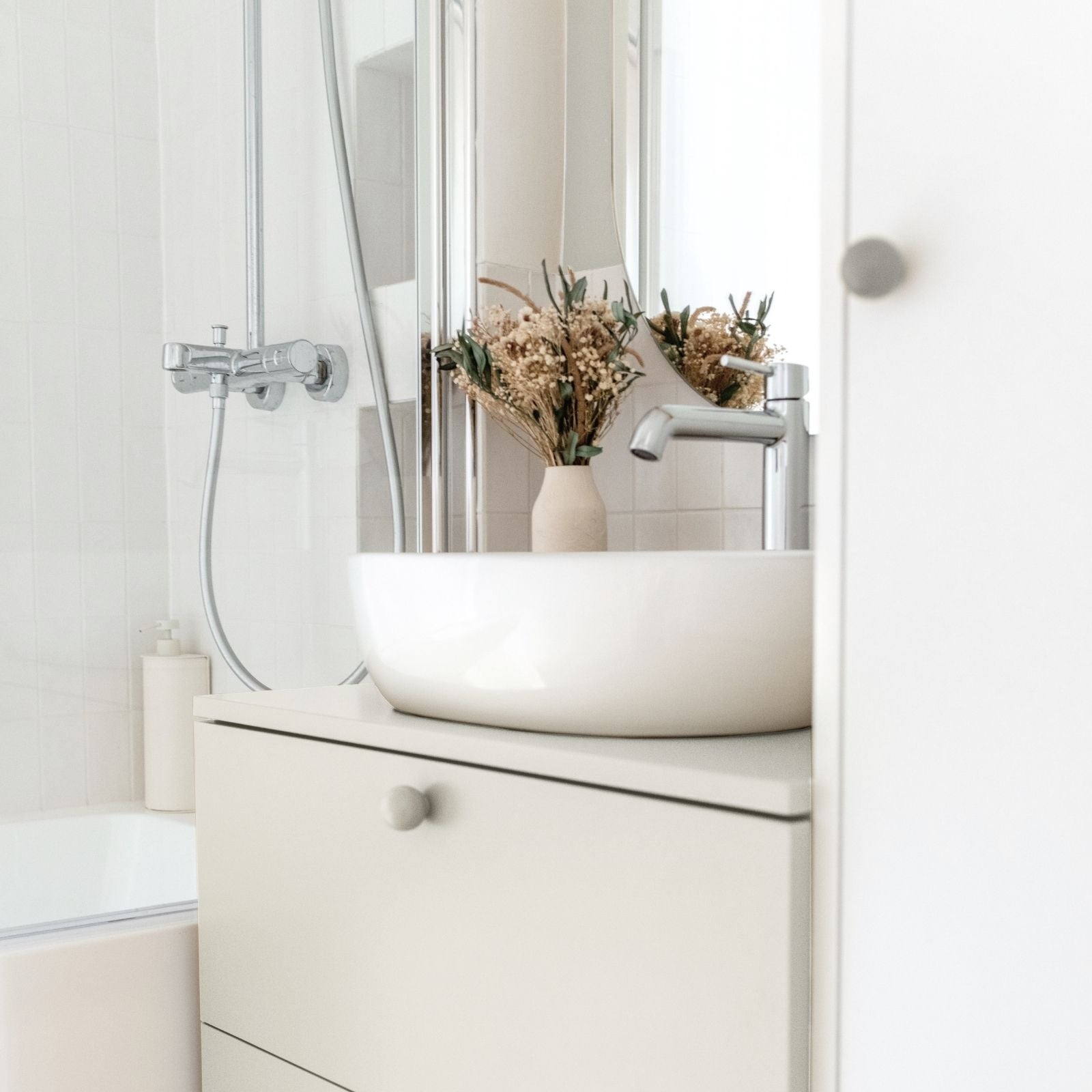 peinture meuble salle de bain couleur craie application vue angle