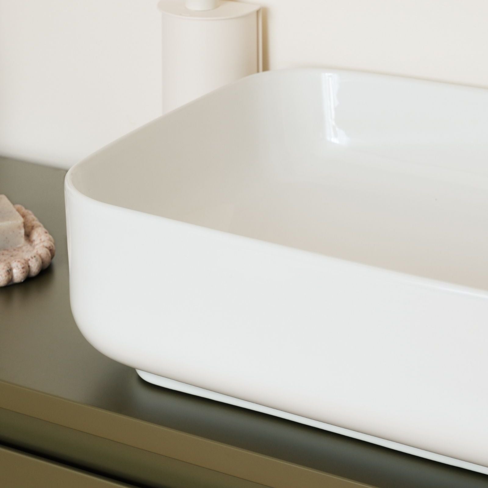 vasque à poser rectangulaire installée meuble salle de bain détail