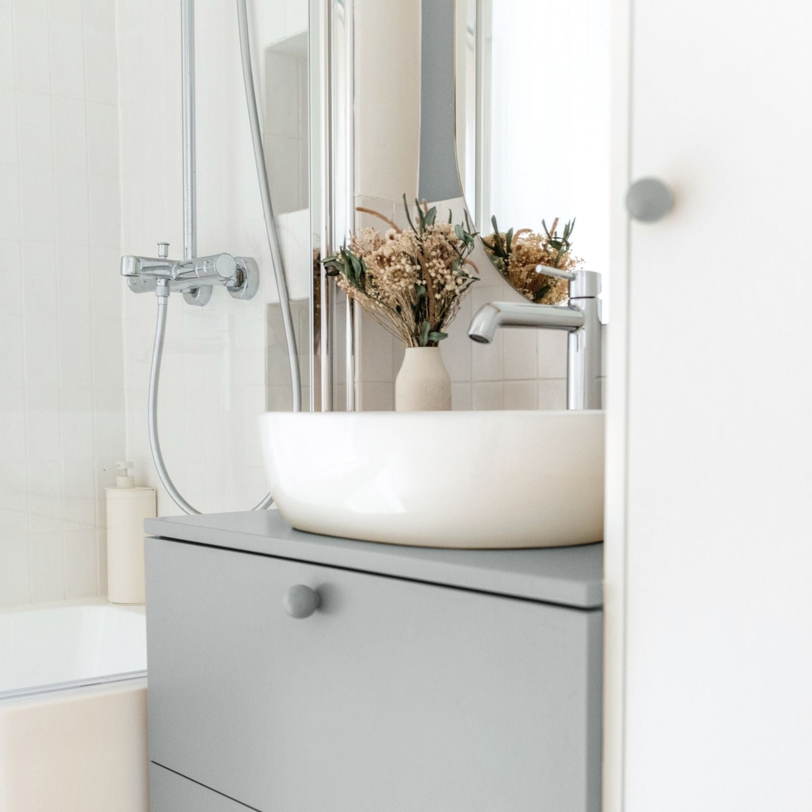peinture meuble salle de bain couleur bleu application vue angle