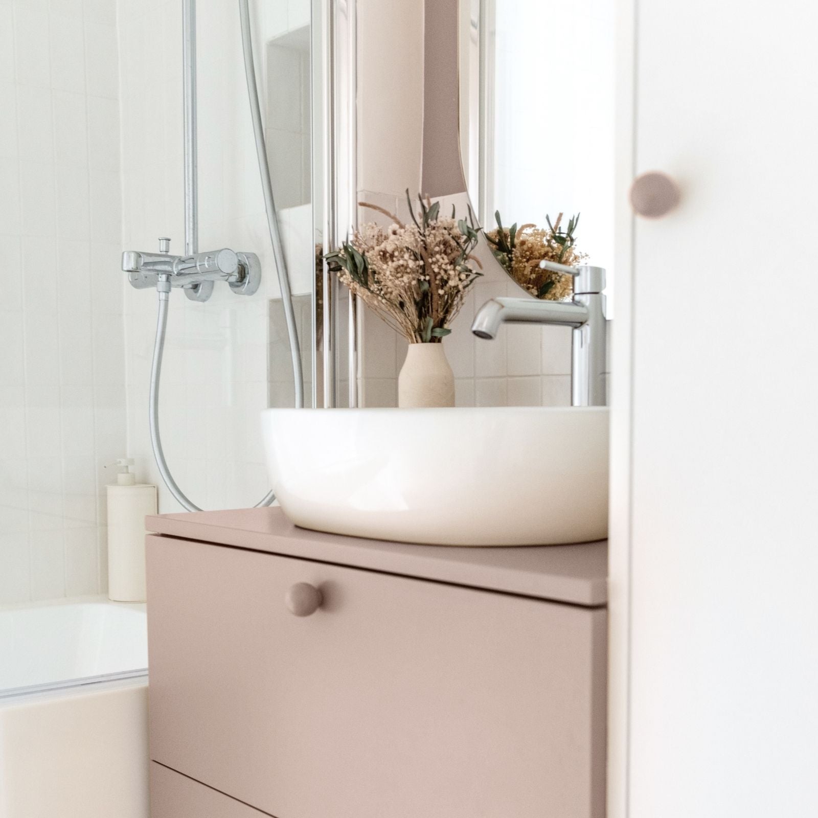 peinture meuble salle de bain couleur parme application vue angle
