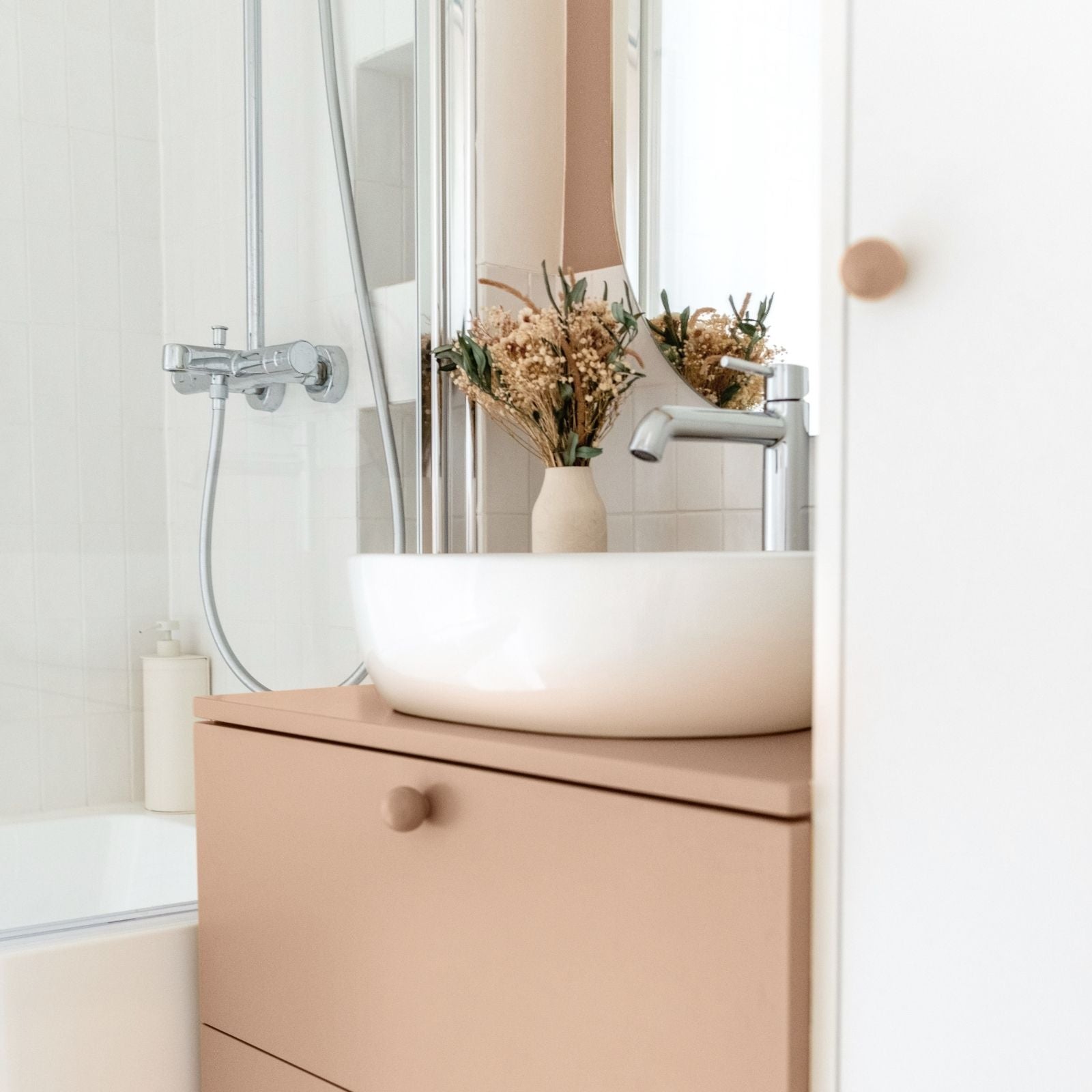 peinture meuble salle de bain couleur argile application vue angle