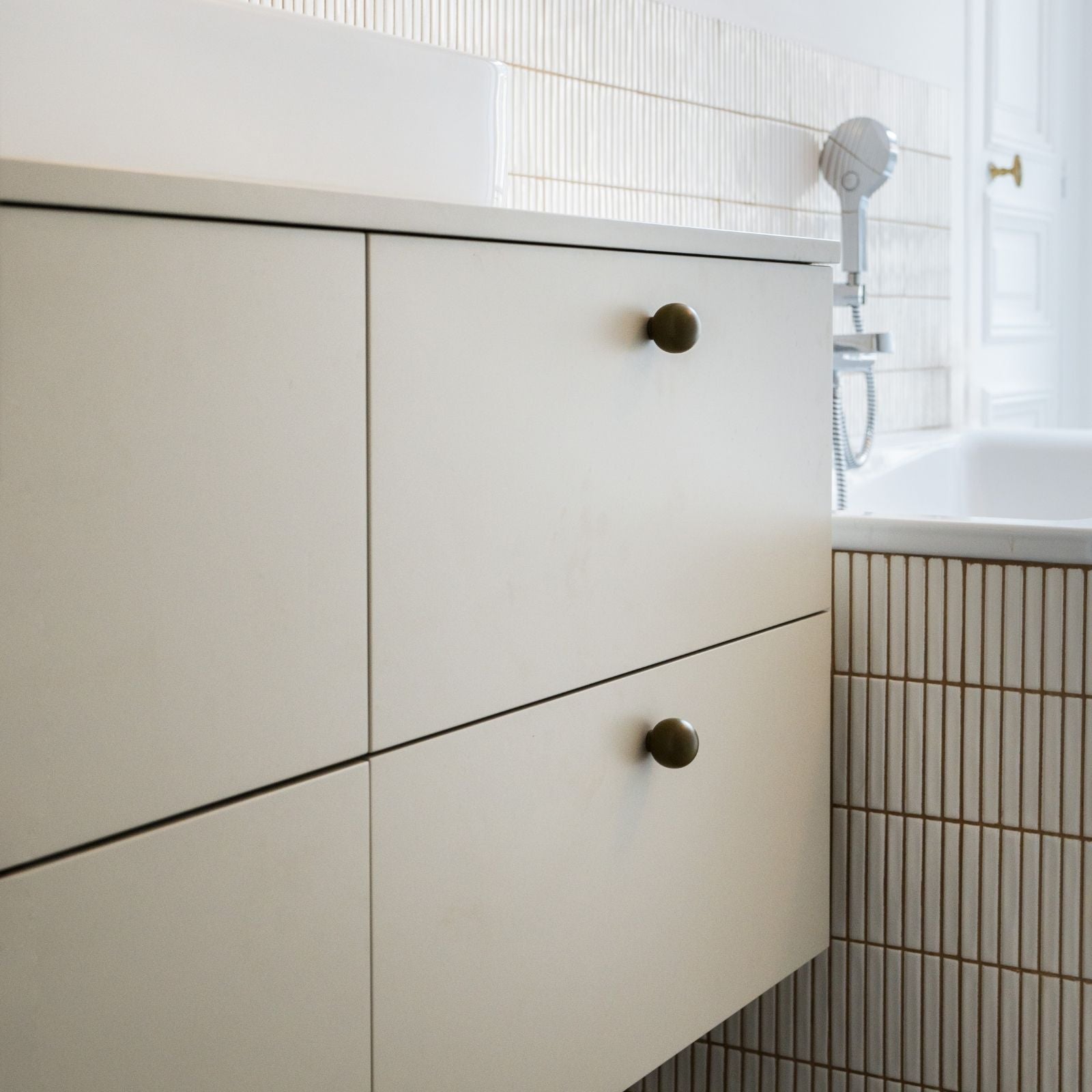 Meuble de salle de bain beige et poignées kaki