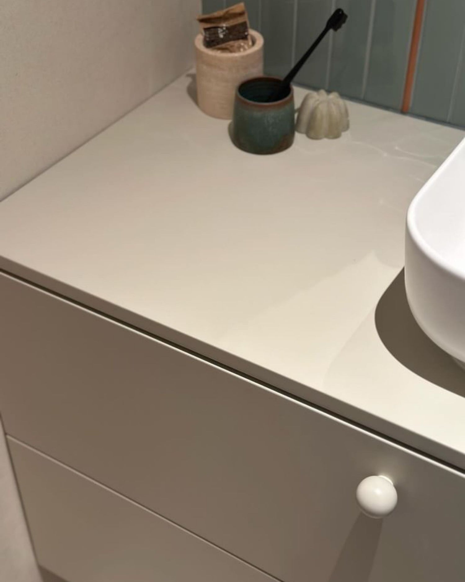 inspiration meuble de salle de bain beige et carrelage bleu