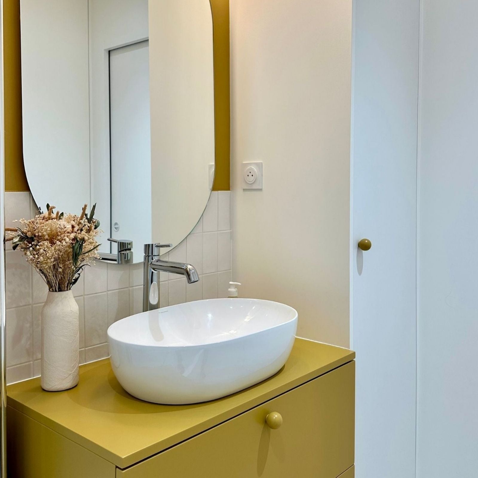 peinture meuble salle de bain couleur ocre application vue angle