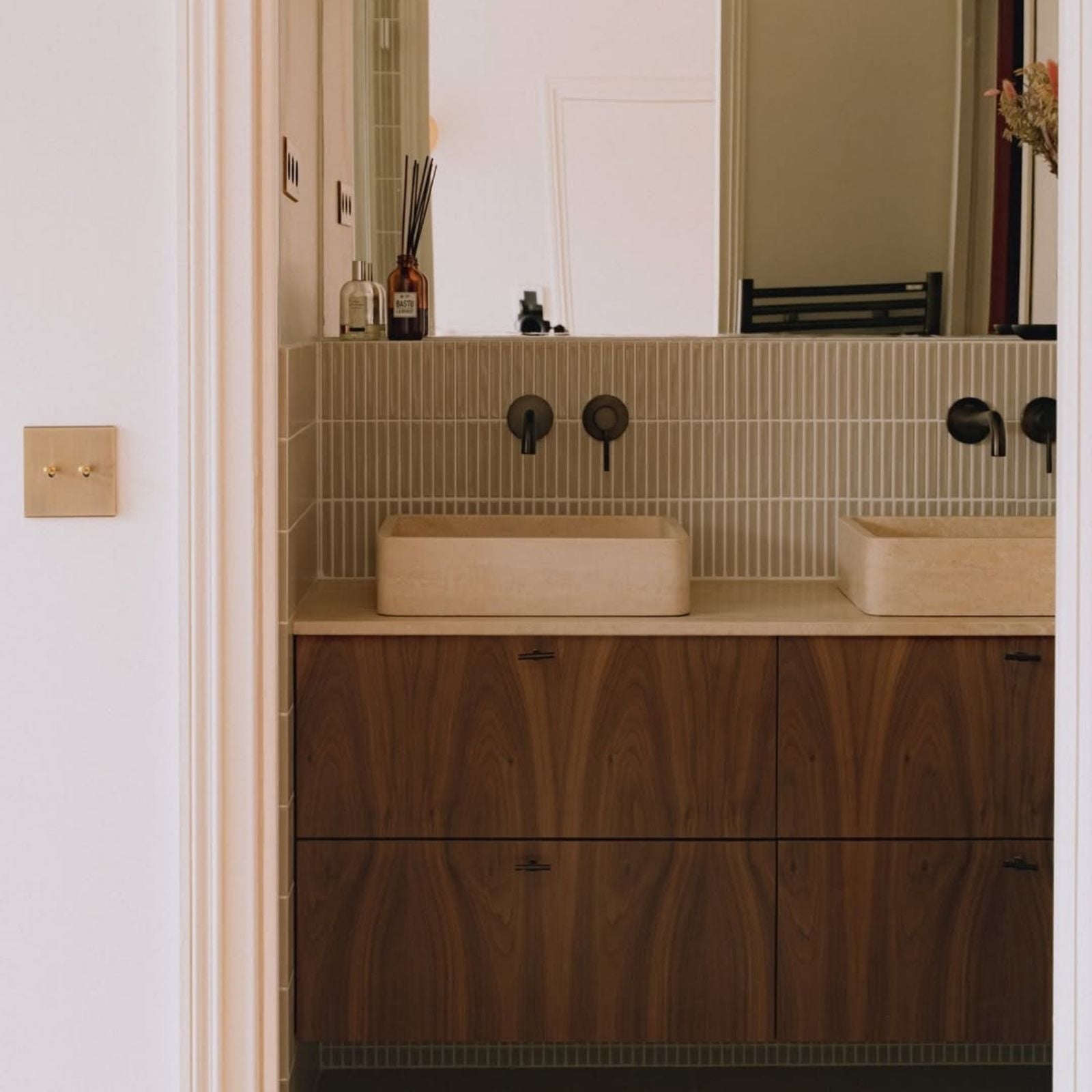 Meuble de salle de bain noyer dans salle de bain minérale