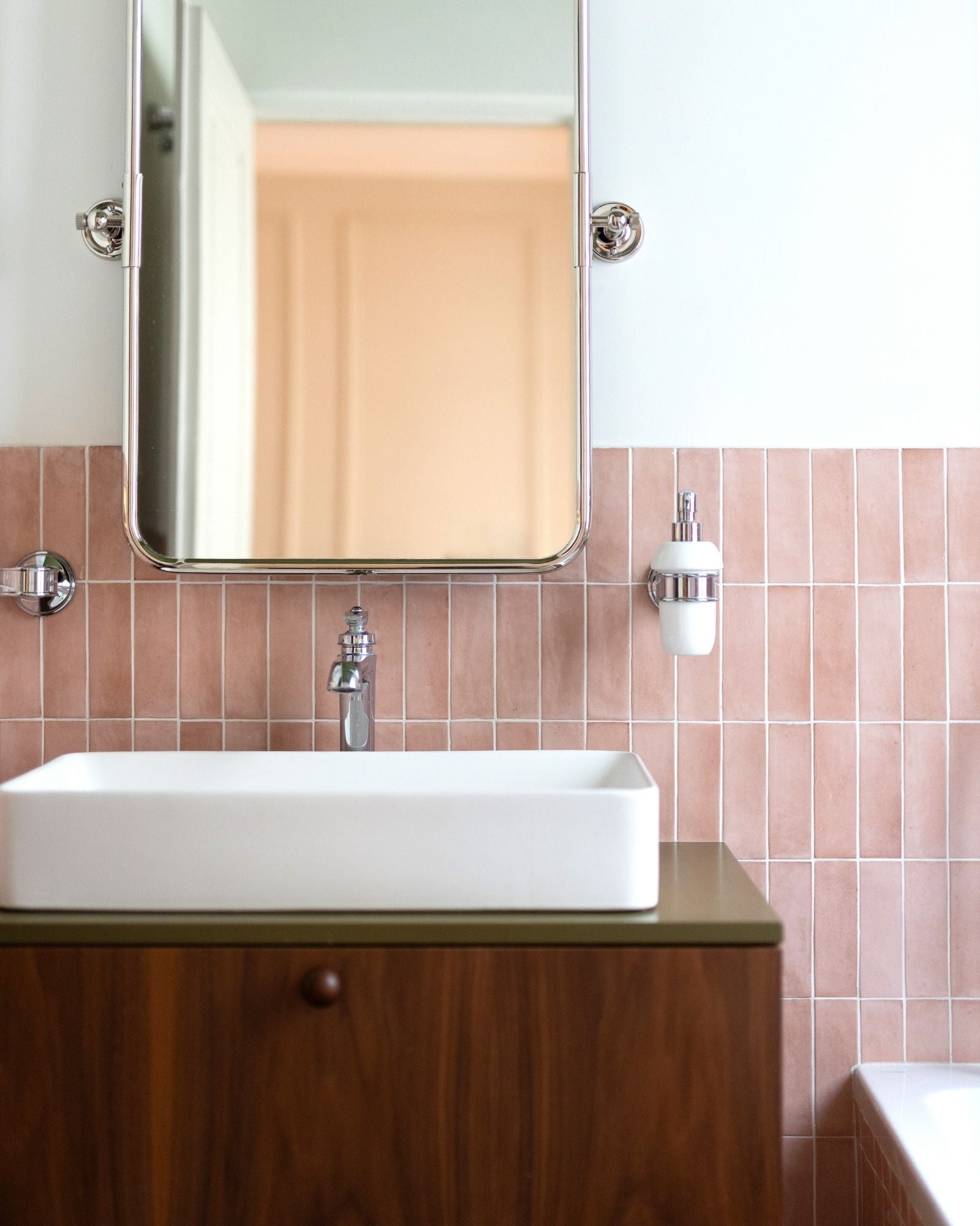 inspiration meuble de salle de bain noyer et kaki détail
