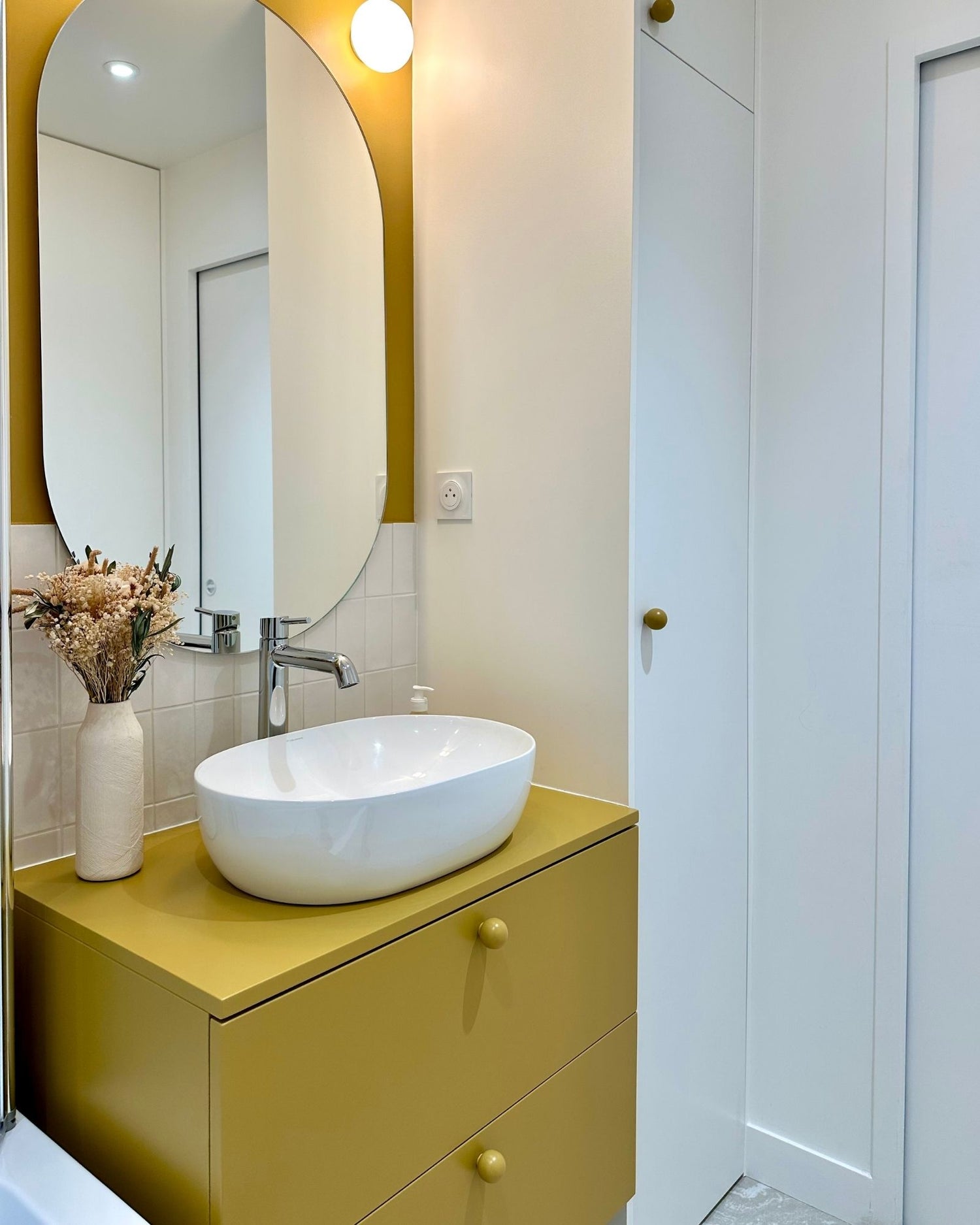 salle de bain coloré jaune ocre